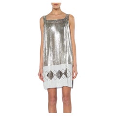 MORPHEW ATELIER Silbernes und weißes Metallgeflecht mit Dekomuster Cocktailkleid mit S