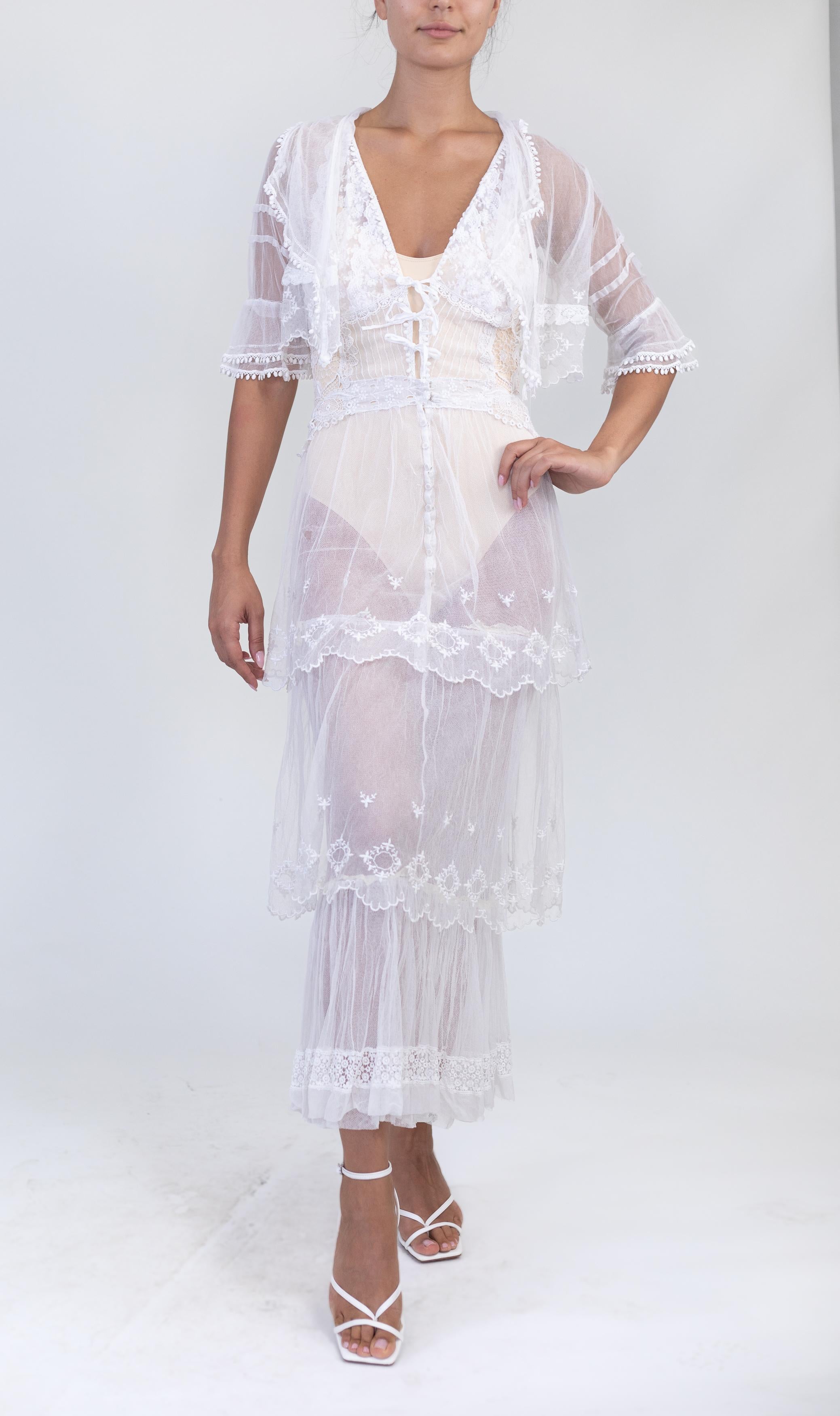 Morphew Atelier - Robe dos nu blanche en tulle de coton biologique brodé et dentelle victorienne  Pour femmes en vente
