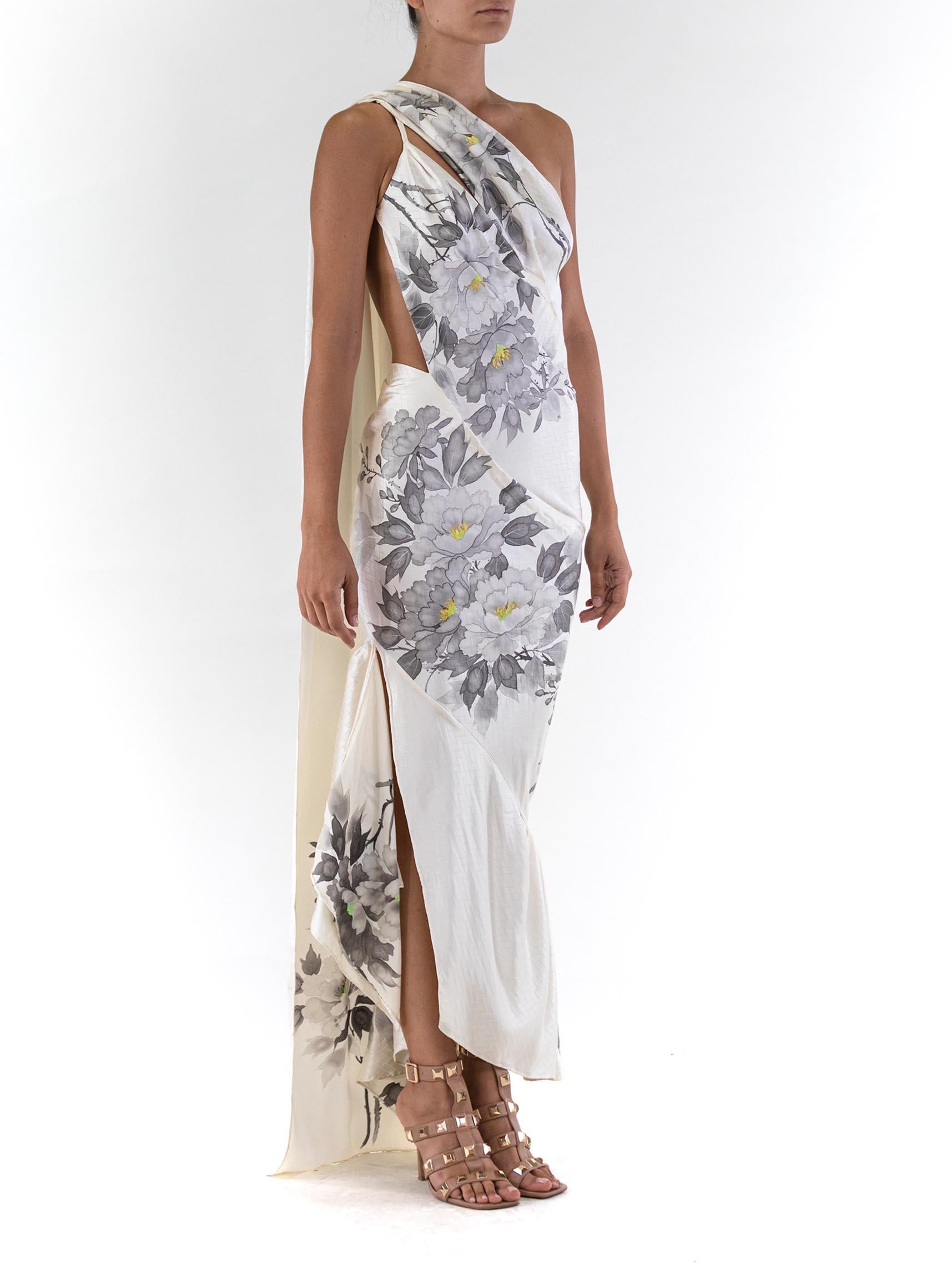 MORPHEW ATELIER Weißes handbemaltes Kimono-Seidenkleid mit Schrägschnitt Damen im Angebot