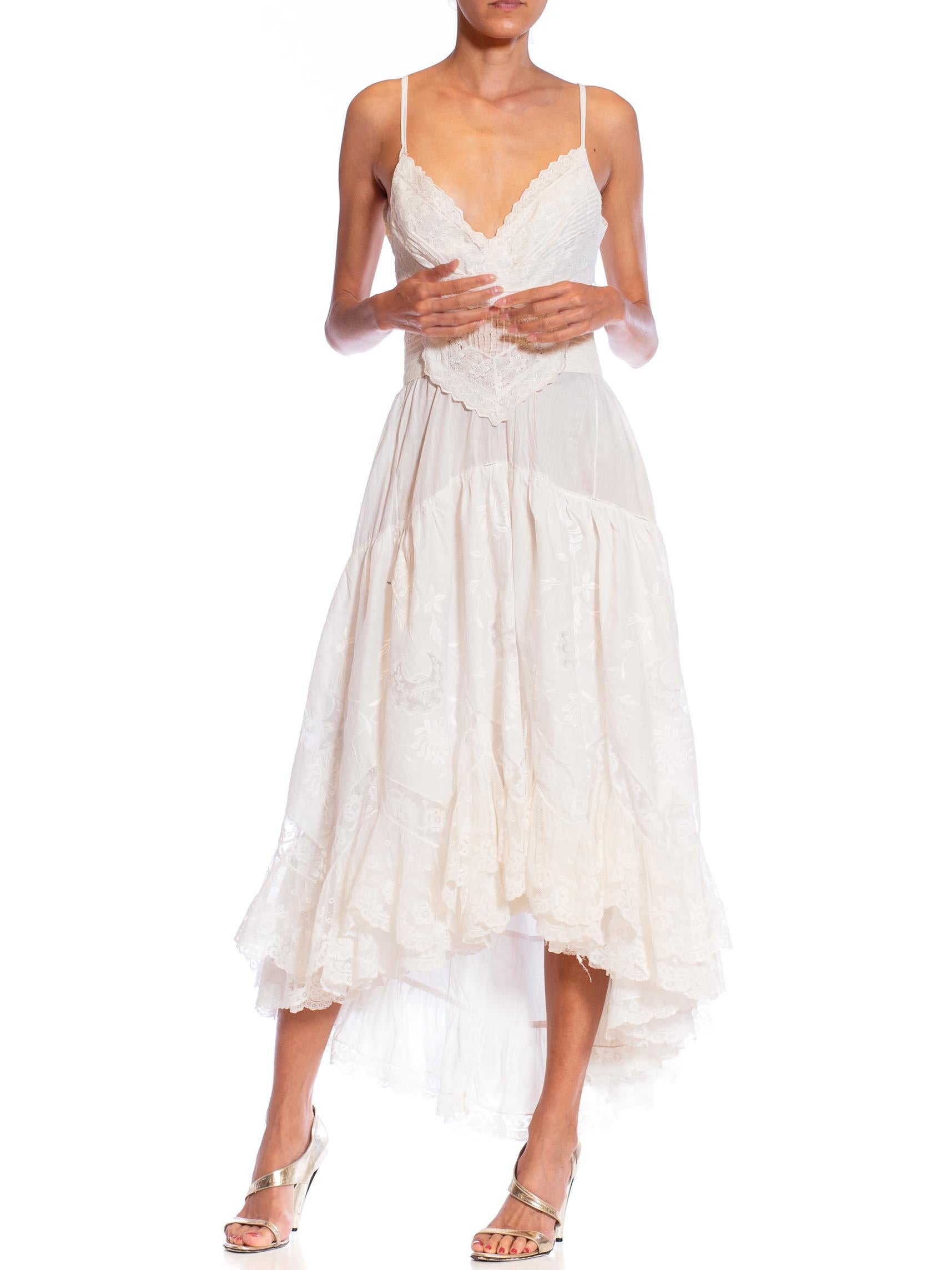 MORPHEW ATELIER Weißes handbesticktes viktorianisches Kleid aus Baumwolle und Spitze mit Cut-O im Zustand „Hervorragend“ im Angebot in New York, NY