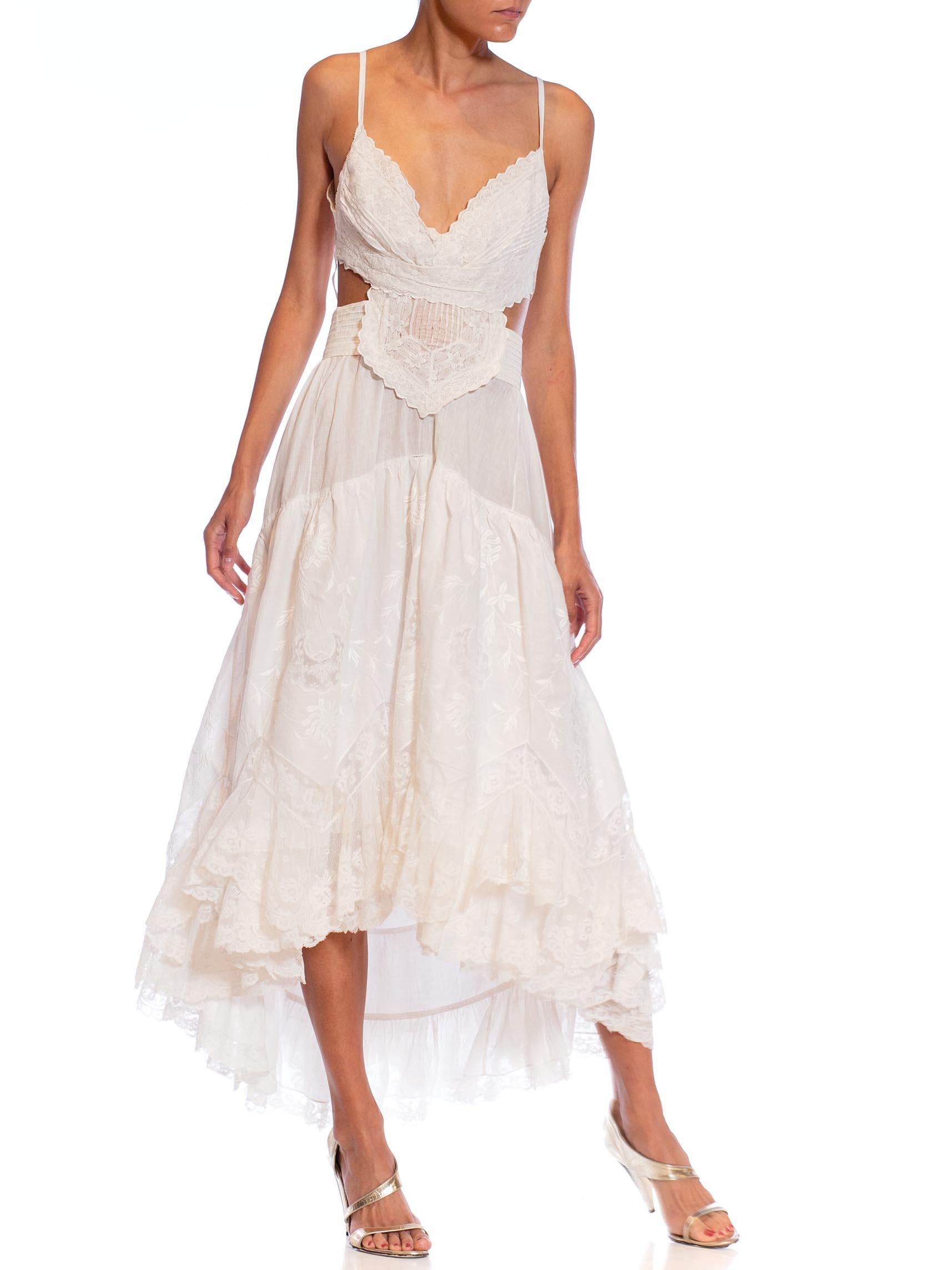 MORPHEW ATELIER Weißes handbesticktes viktorianisches Kleid aus Baumwolle und Spitze mit Cut-O Damen im Angebot