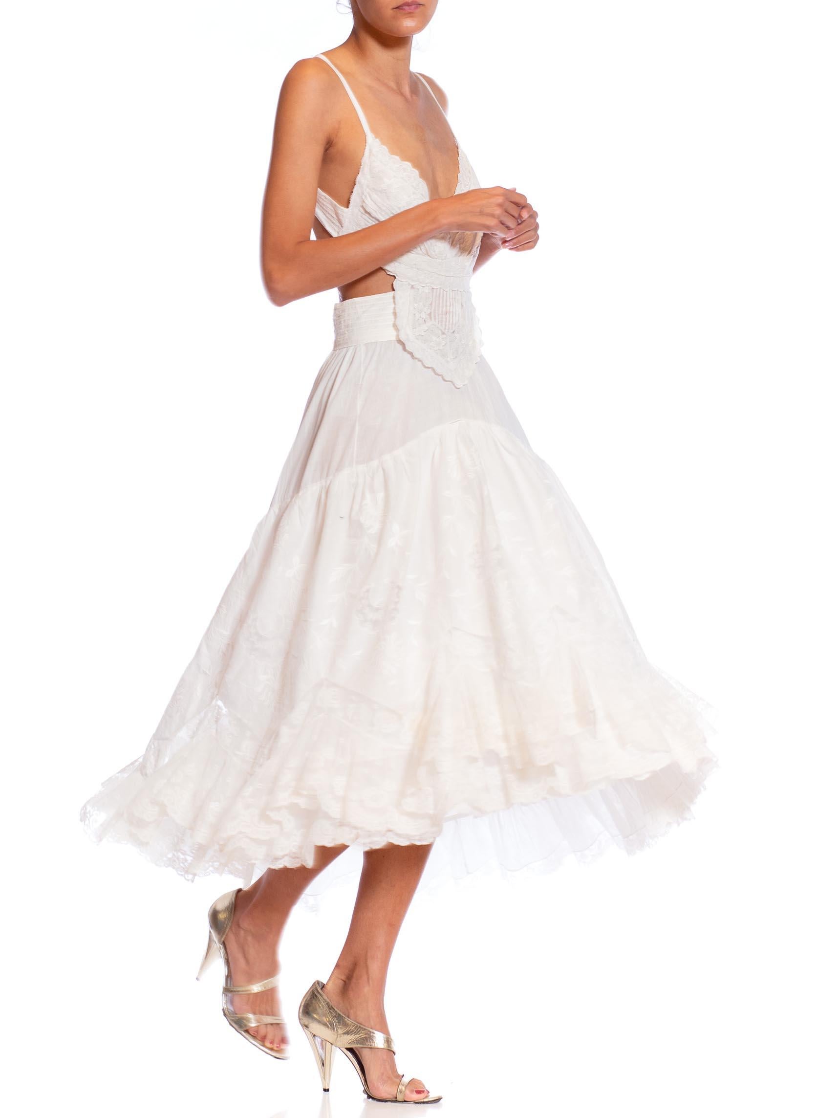 MORPHEW ATELIER Weißes handbesticktes viktorianisches Kleid aus Baumwolle und Spitze mit Cut-O im Angebot 3