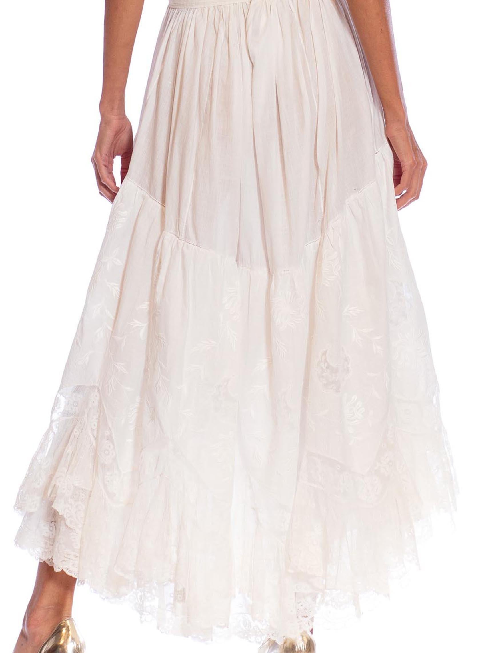 MORPHEW ATELIER Weißes handbesticktes viktorianisches Kleid aus Baumwolle und Spitze mit Cut-O im Angebot 4