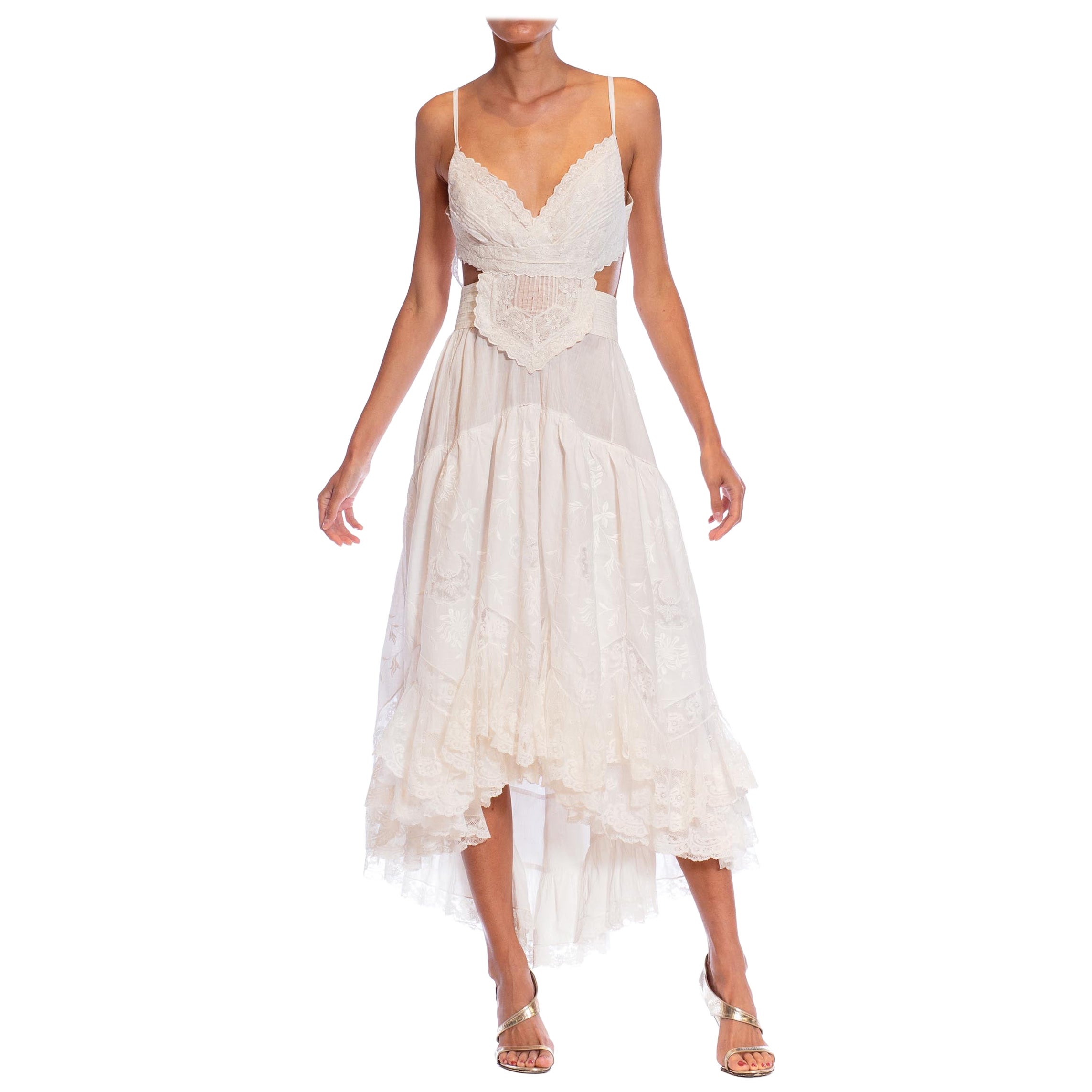 MORPHEW ATELIER Vestido Victoriano Blanco Bordado a Mano de Algodón y Encaje con Corte-O