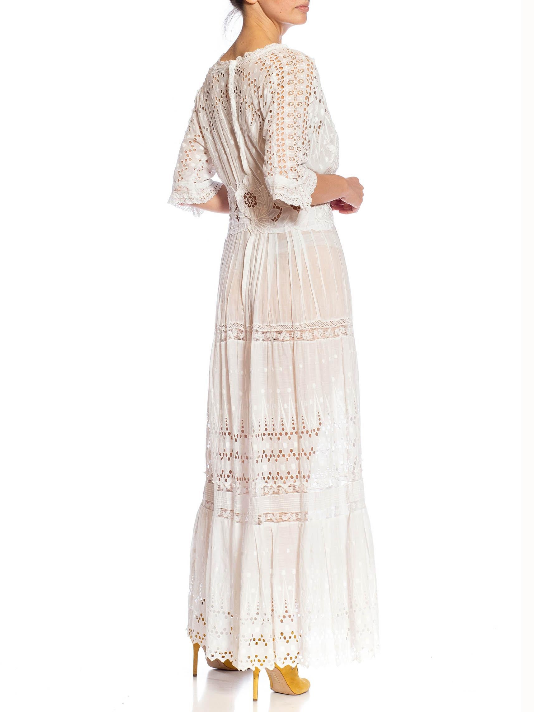 Cette robe est faite de dentelle ancienne du début du siècle. Assemblés et cousus à la main dans notre atelier. MORPHEW ATELIER Robe blanche en coton biologique et dentelle ancienne 