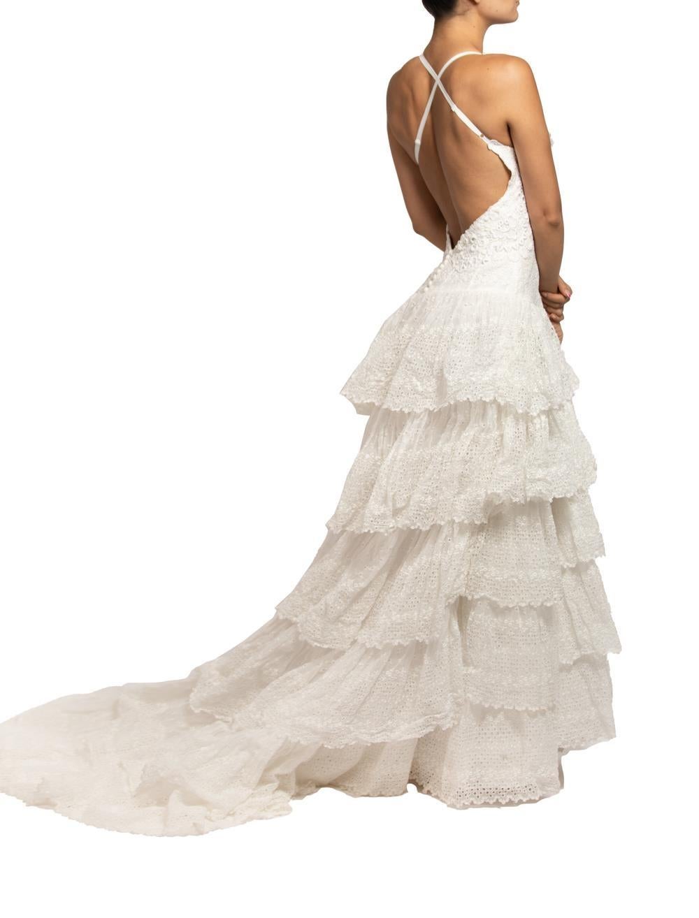 MORPHEW ATELIER Weißes Hochzeitskleid aus Bio-Baumwolle mit Ösen und Spitze mit Vict im Zustand „Hervorragend“ im Angebot in New York, NY