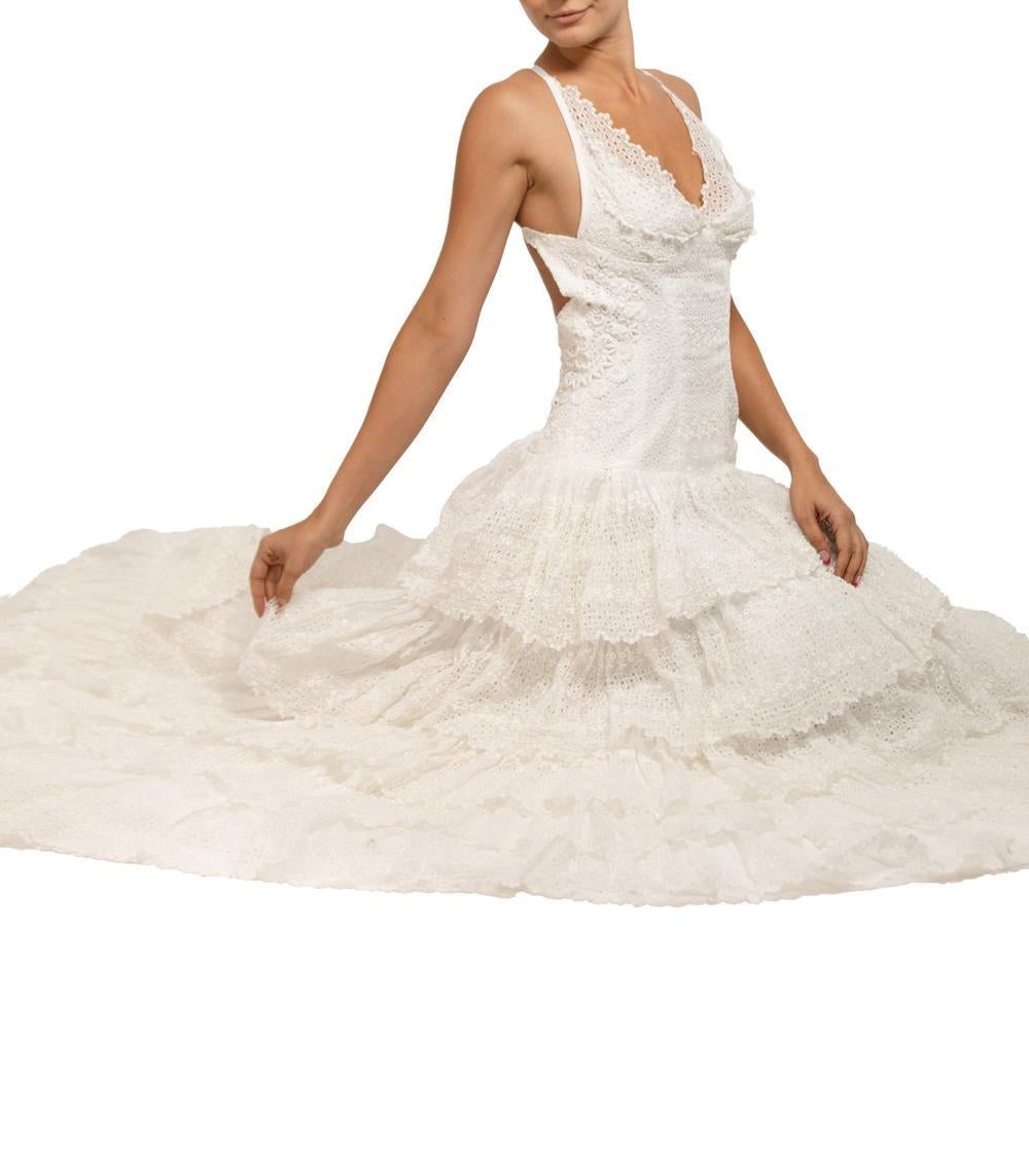 MORPHEW ATELIER - Robe de mariée blanche en coton biologique avec œillets et dentelle traînée en vente 1