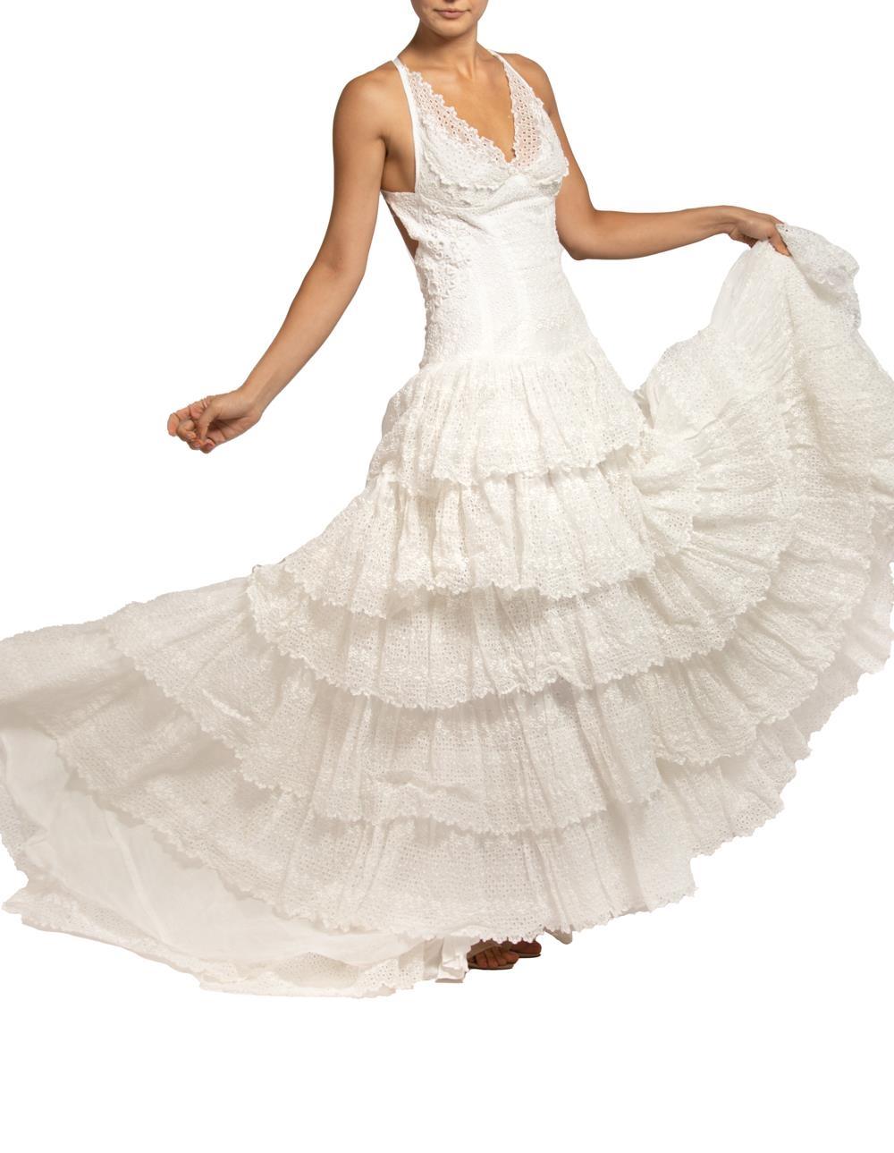 MORPHEW ATELIER Weißes Hochzeitskleid aus Bio-Baumwolle mit Ösen und Spitze mit Vict im Angebot 2