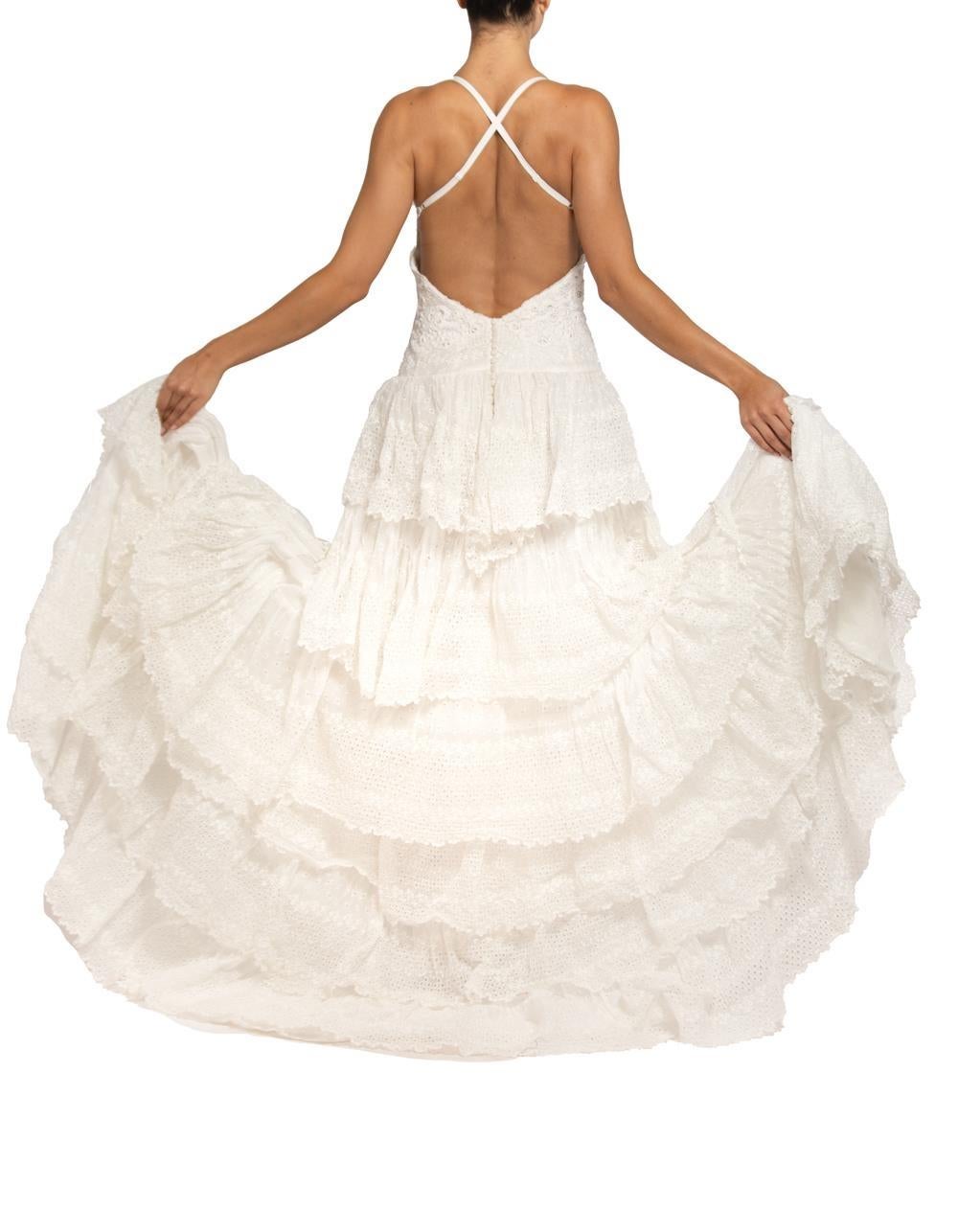 MORPHEW ATELIER Weißes Hochzeitskleid aus Bio-Baumwolle mit Ösen und Spitze mit Vict im Angebot 3