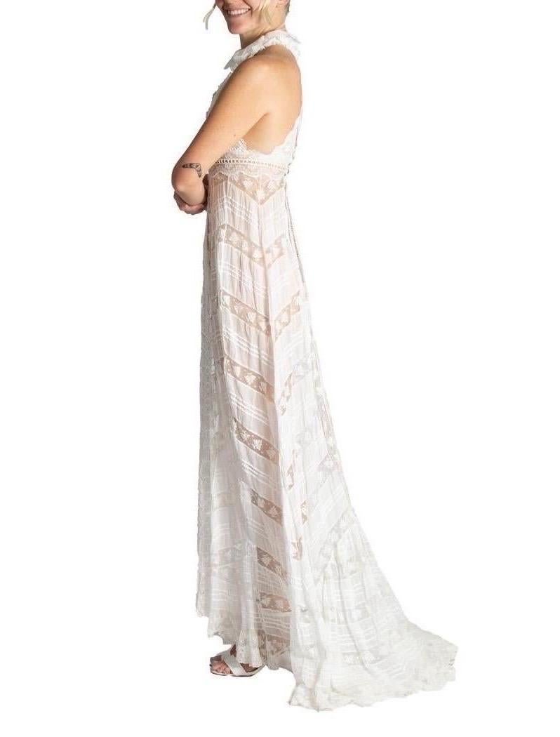 MORPHEW ATELIER Weißes Kleid mit Neckholder aus Bio-Baumwolle Voile und viktorianischer Spitze im Zustand „Hervorragend“ im Angebot in New York, NY
