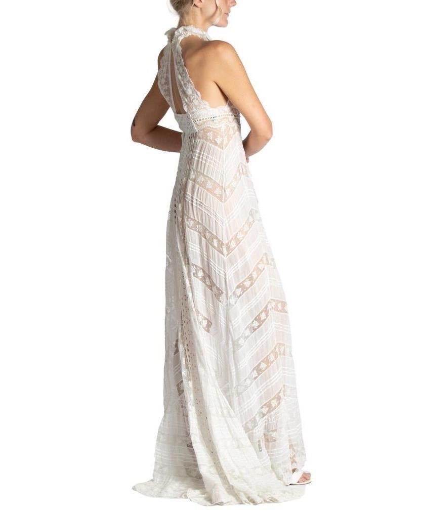 MORPHEW ATELIER Weißes Kleid mit Neckholder aus Bio-Baumwolle Voile und viktorianischer Spitze Damen im Angebot