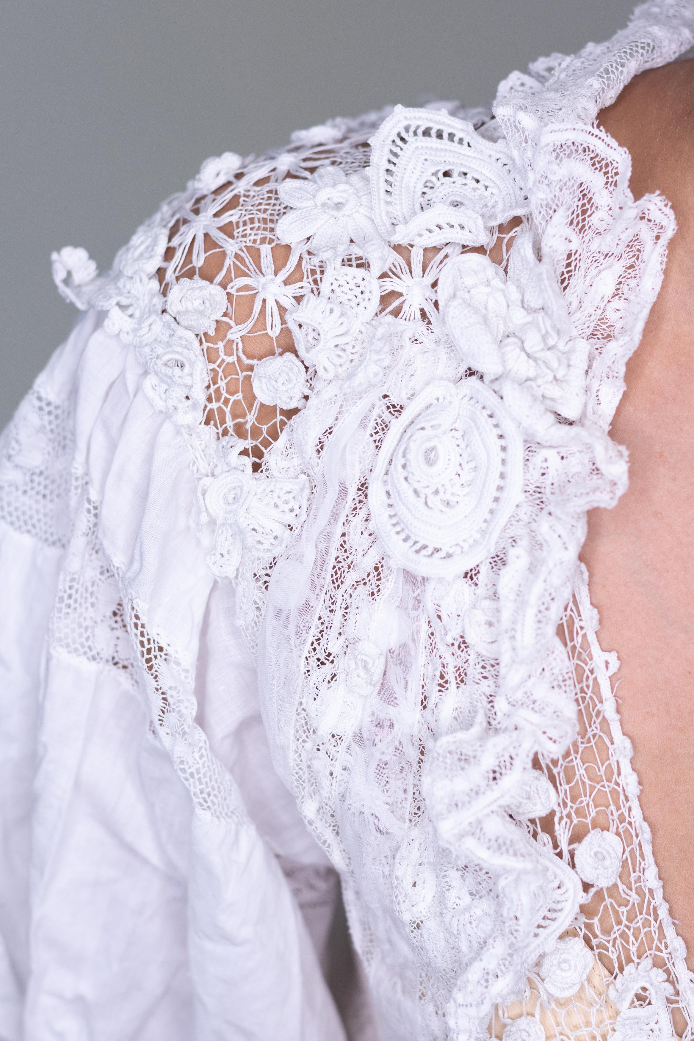 MORPHEW ATELIER Weißes viktorianisches Kleid aus Baumwolle und handgefertigter Spitze mit langen Ärmeln im Angebot 5