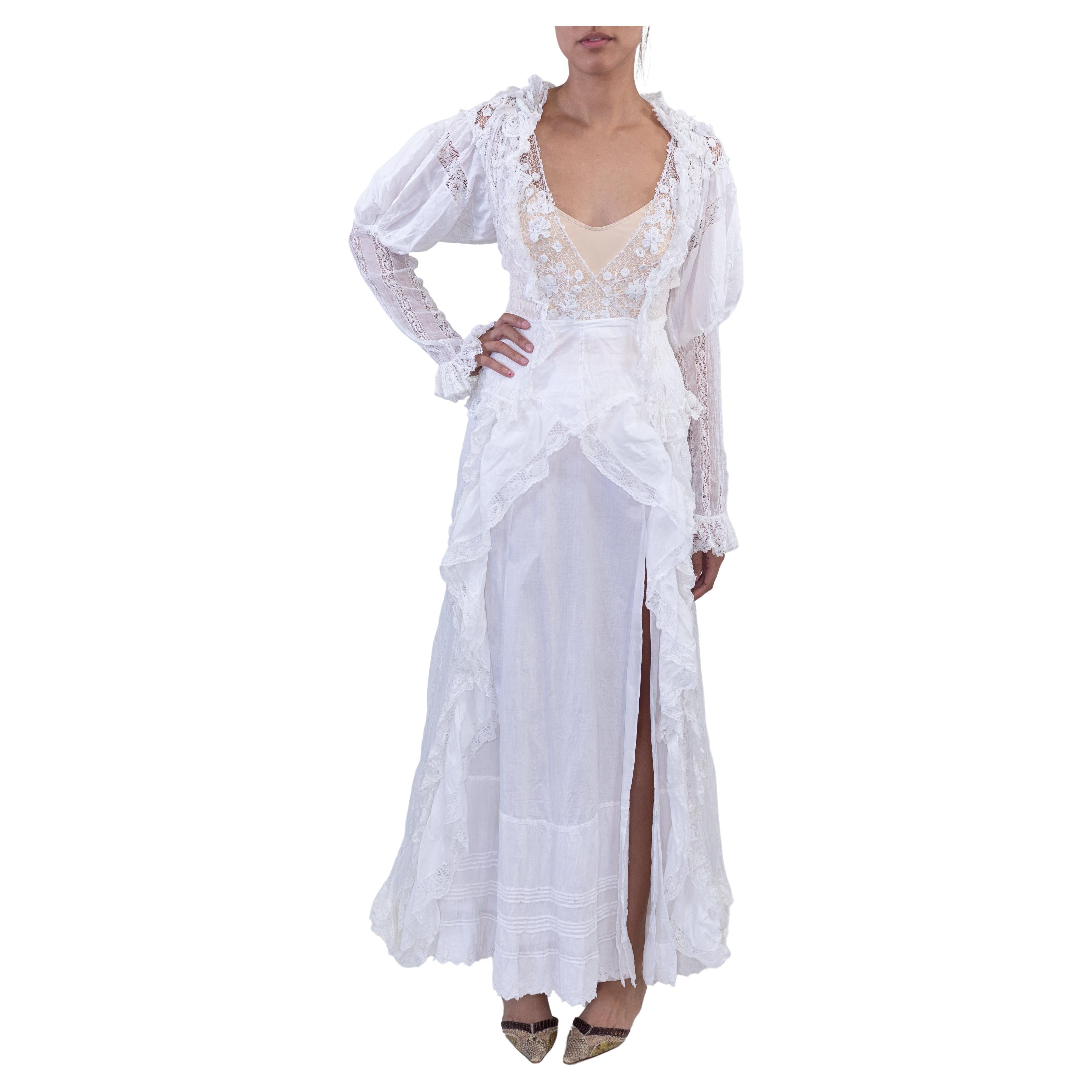 MORPHEW ATELIER Weißes viktorianisches Kleid aus Baumwolle und handgefertigter Spitze mit langen Ärmeln (Grau) im Angebot