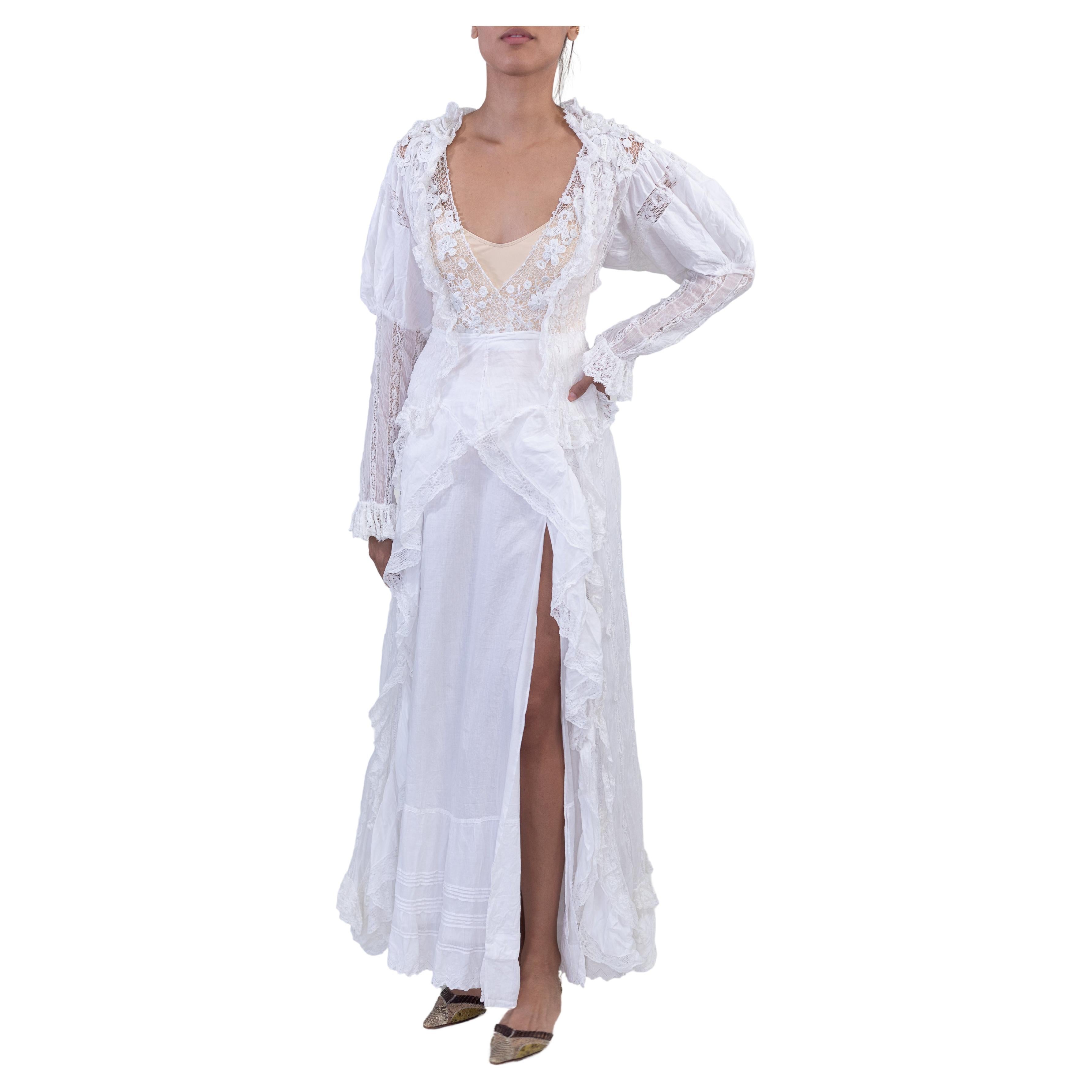 MORPHEW ATELIER Weißes viktorianisches Kleid aus Baumwolle und handgefertigter Spitze mit langen Ärmeln Damen im Angebot