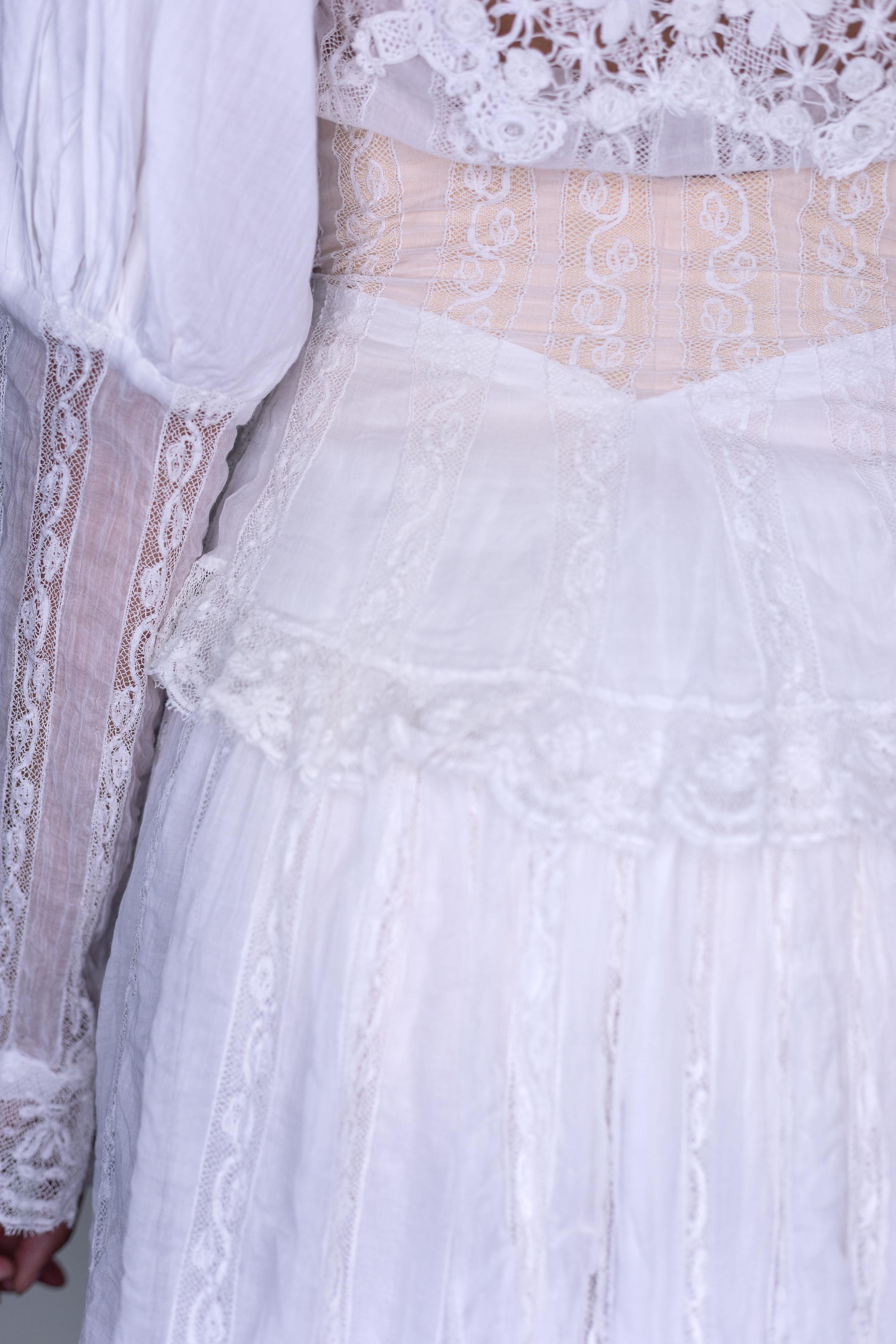 MORPHEW ATELIER Weißes viktorianisches Kleid aus Baumwolle und handgefertigter Spitze mit langen Ärmeln im Angebot 3