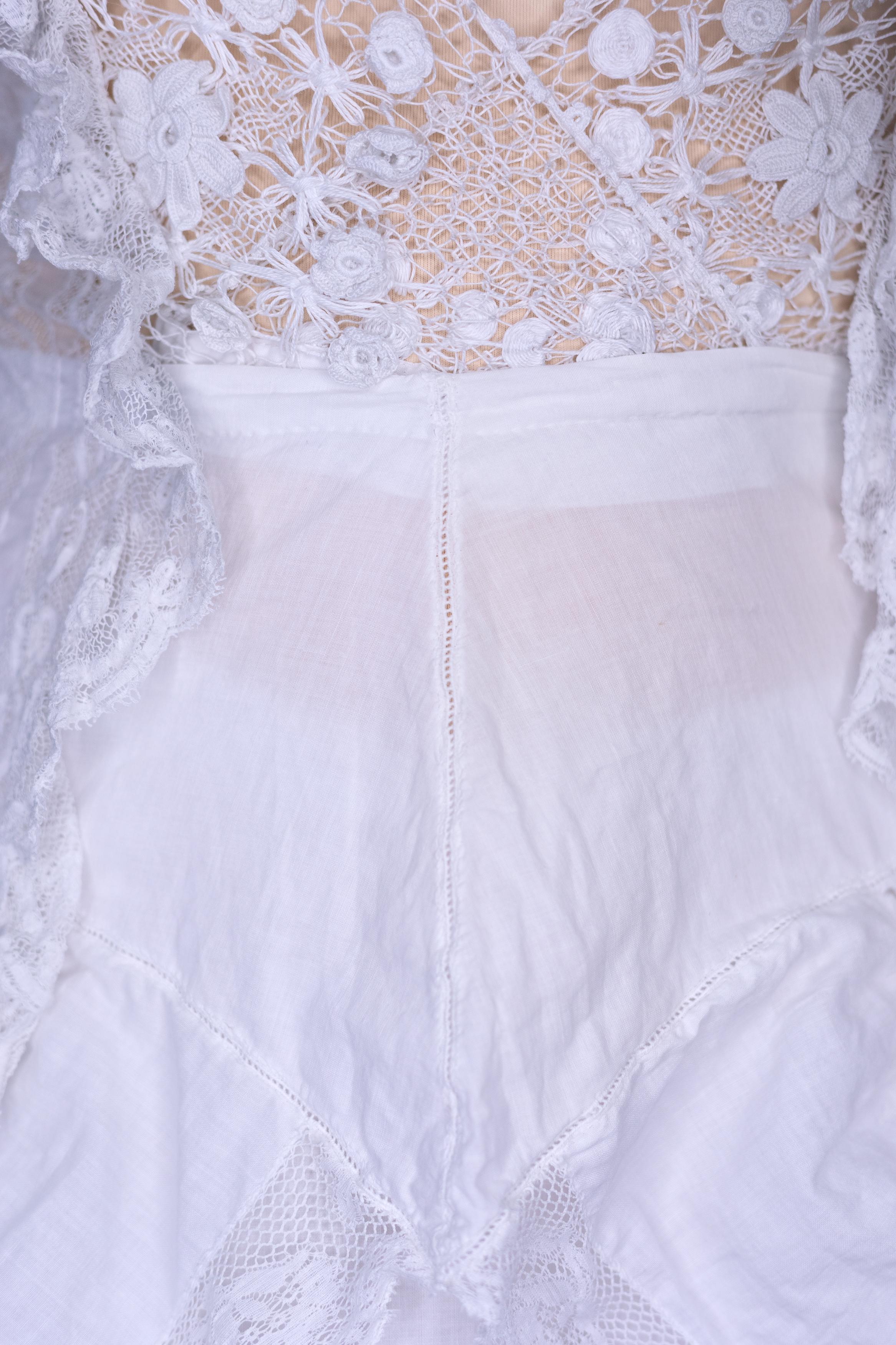 MORPHEW ATELIER Weißes viktorianisches Kleid aus Baumwolle und handgefertigter Spitze mit langen Ärmeln im Angebot 4