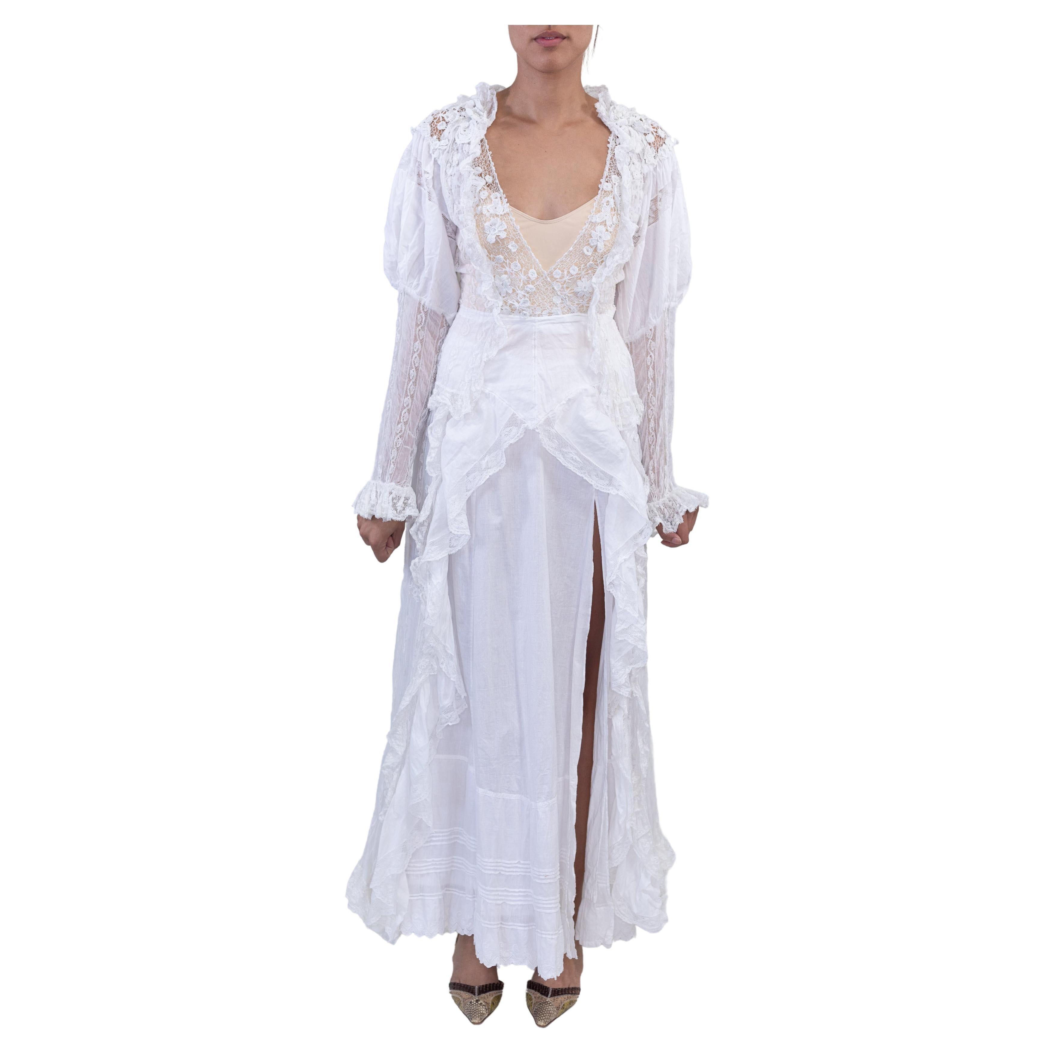 MORPHEW ATELIER Weißes viktorianisches Kleid aus Baumwolle und handgefertigter Spitze mit langen Ärmeln im Angebot