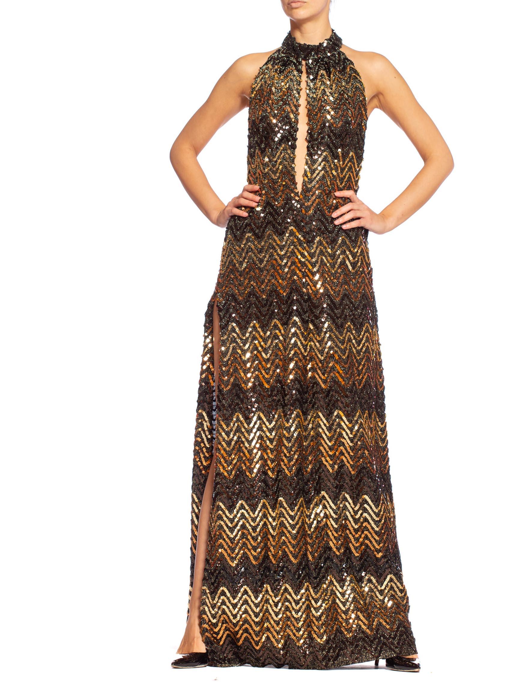 MORPHEW COLLECTION Kupfer & Gold Rückenfreies Disco-Kleid mit Schlitz aus den 1970er Jahren  Damen im Angebot