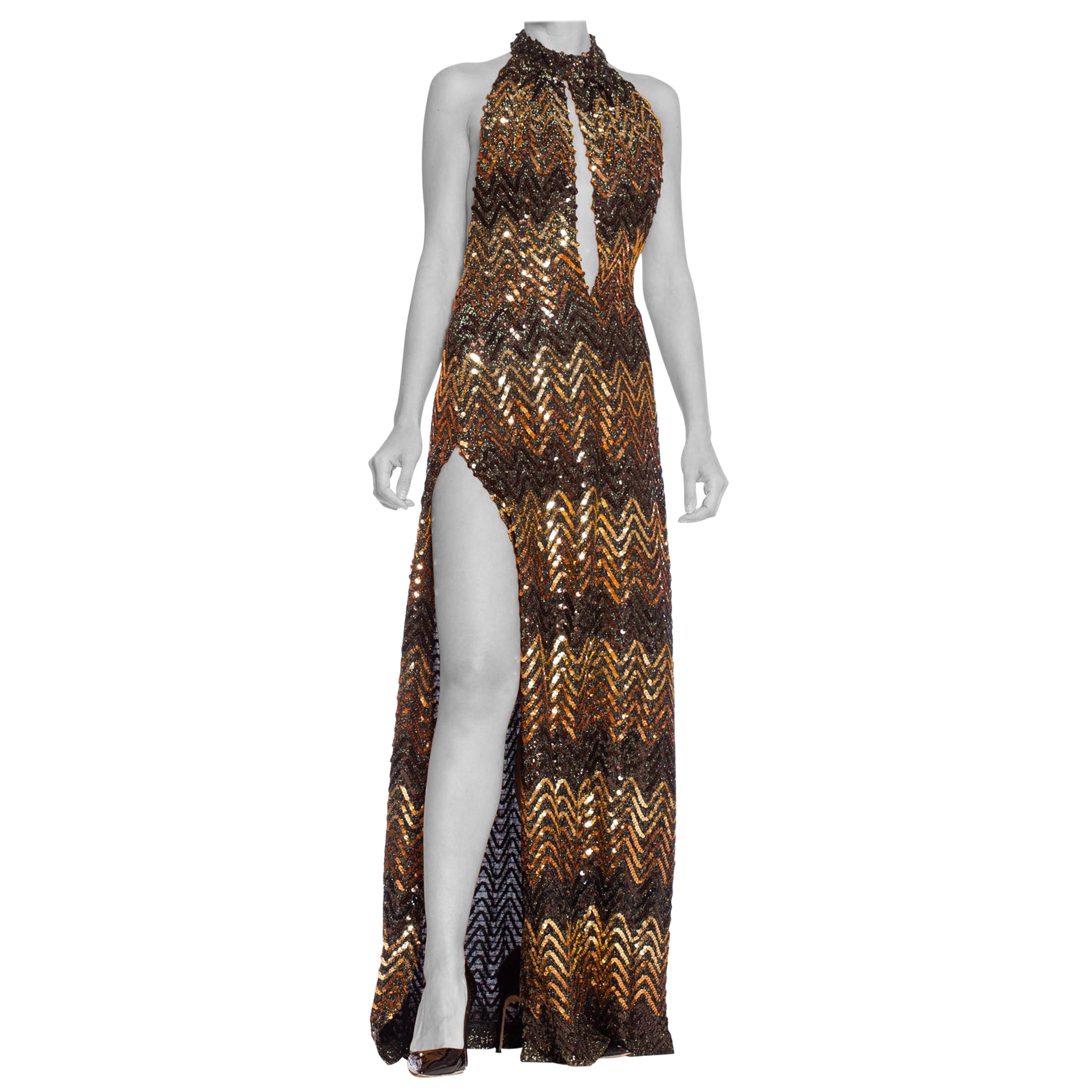 MORPHEW COLLECTION Kupfer & Gold Rückenfreies Disco-Kleid mit Schlitz aus den 1970er Jahren  im Angebot
