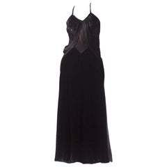 MORPHEW COLLECTION Schwarzes rückenfreies Kleid aus recycelter Seide und Samt aus den 1930er Jahren