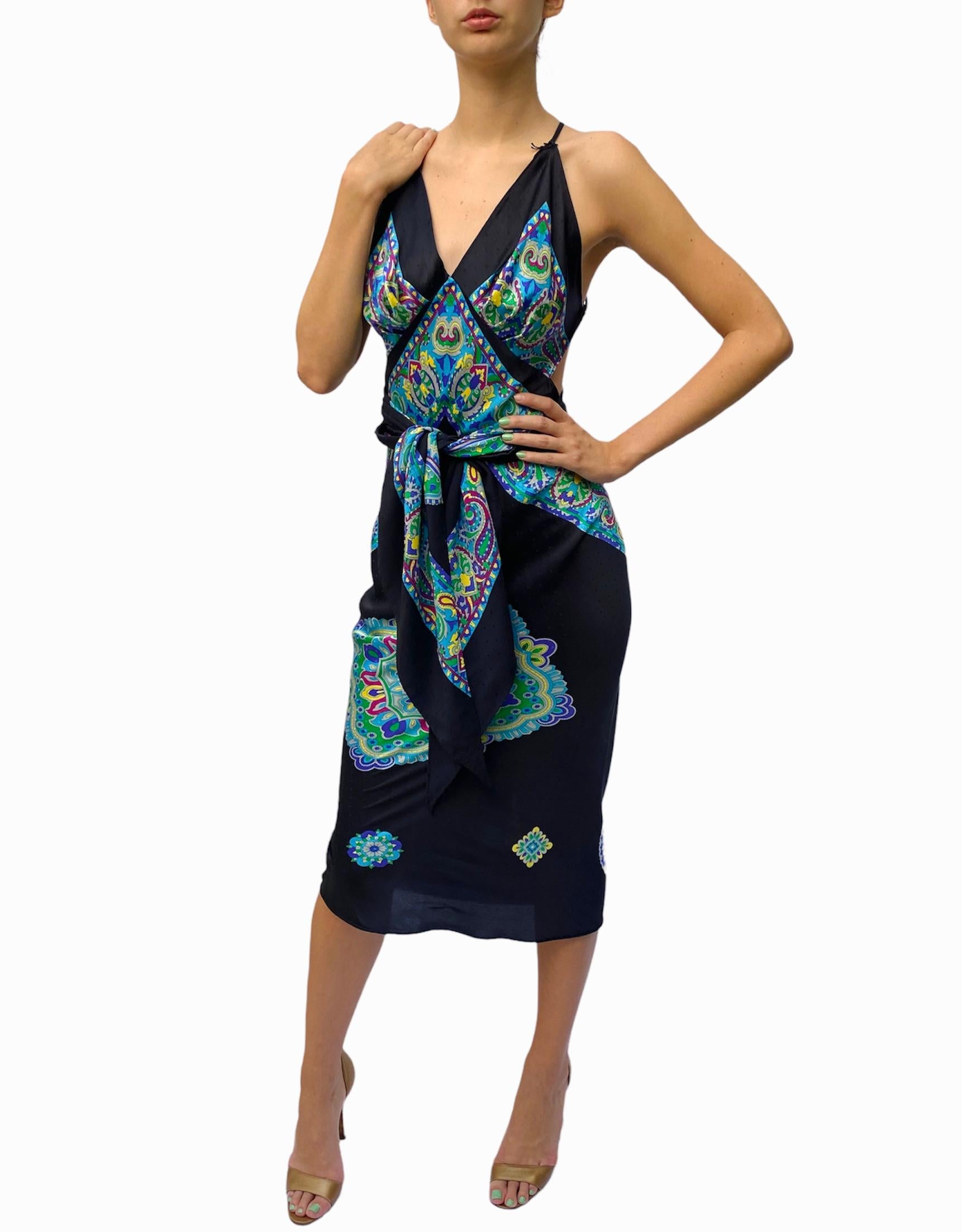 Morphew Collection - Robe écharpe en sergé de soie imprimée noire et bleue multicolore, faite à la main  en vente 5