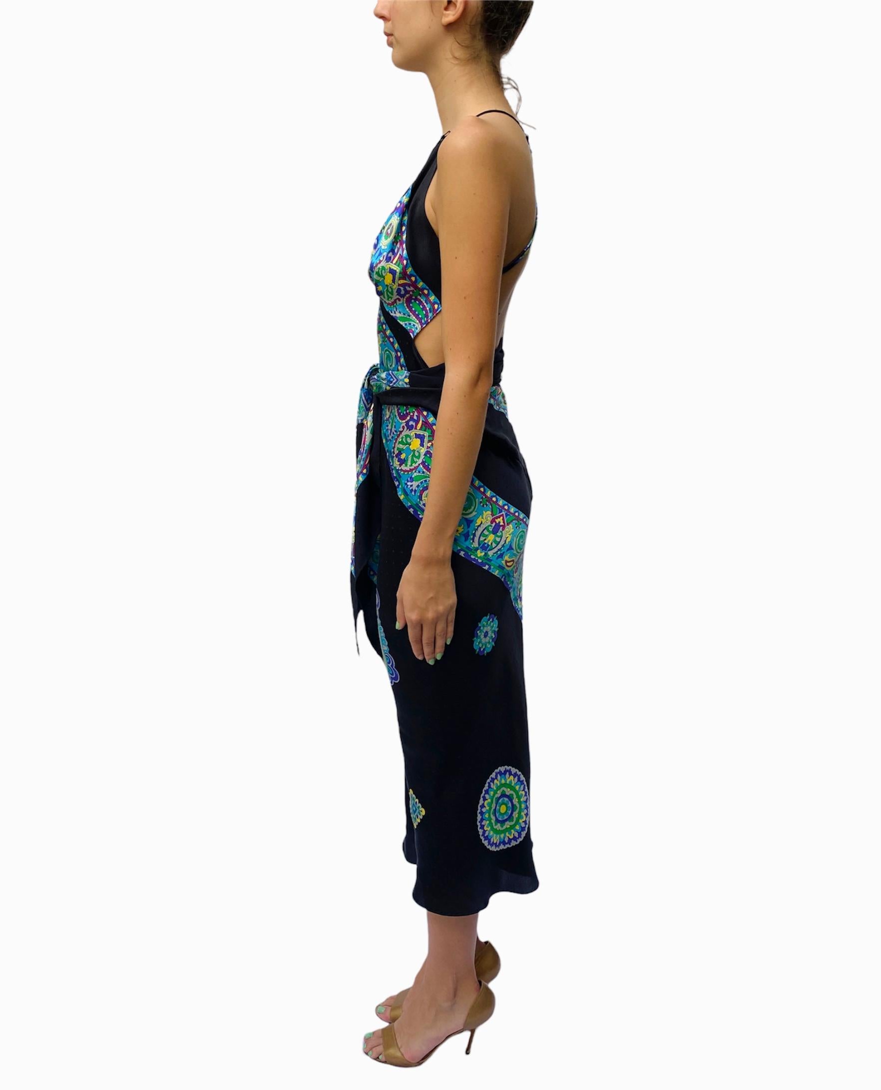 Noir Morphew Collection - Robe écharpe en sergé de soie imprimée noire et bleue multicolore, faite à la main  en vente