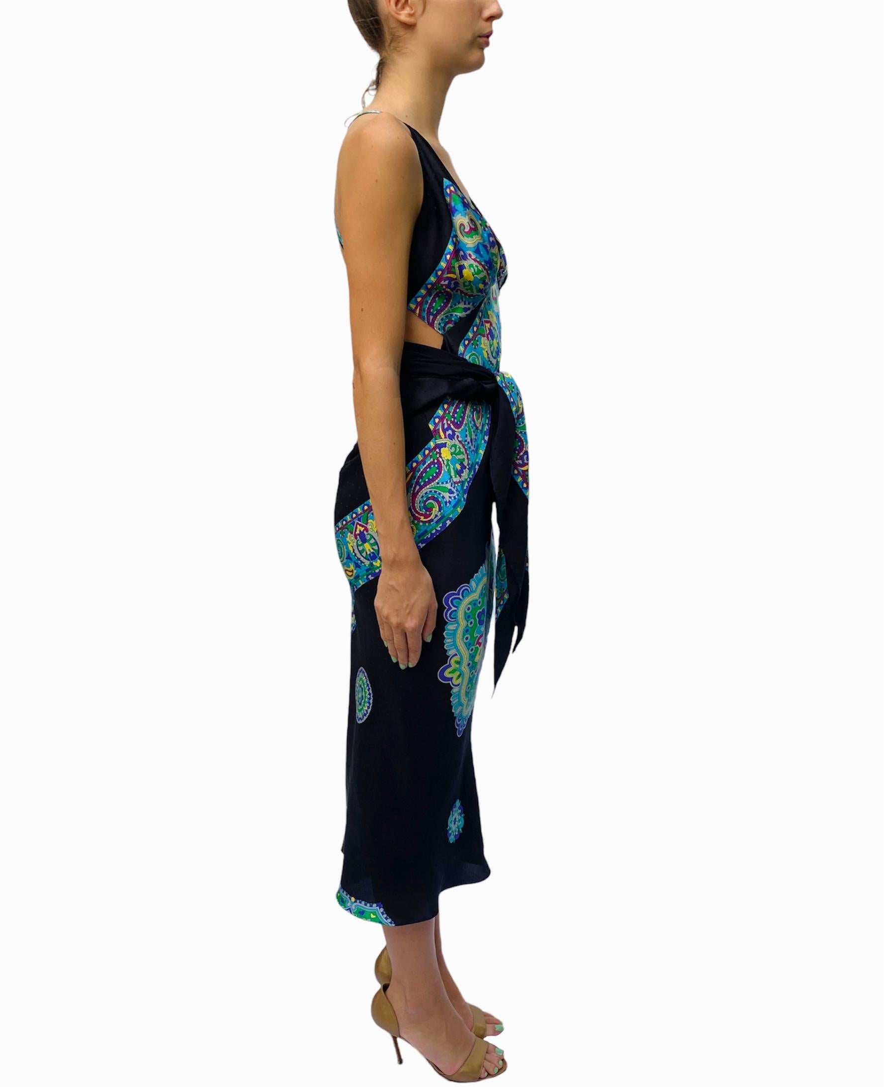 Morphew Collection - Robe écharpe en sergé de soie imprimée noire et bleue multicolore, faite à la main  en vente 2