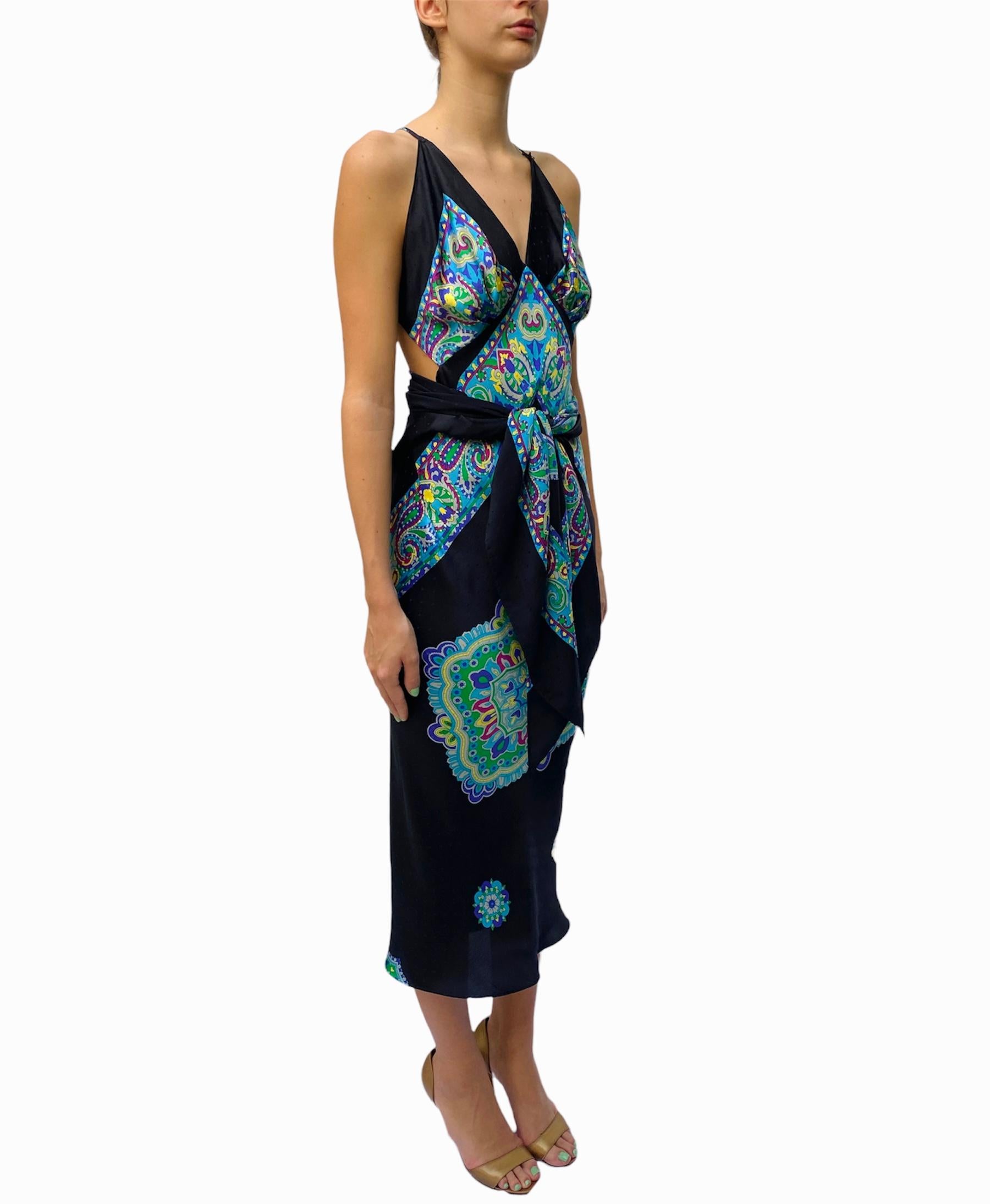 Morphew Collection - Robe écharpe en sergé de soie imprimée noire et bleue multicolore, faite à la main  en vente 3