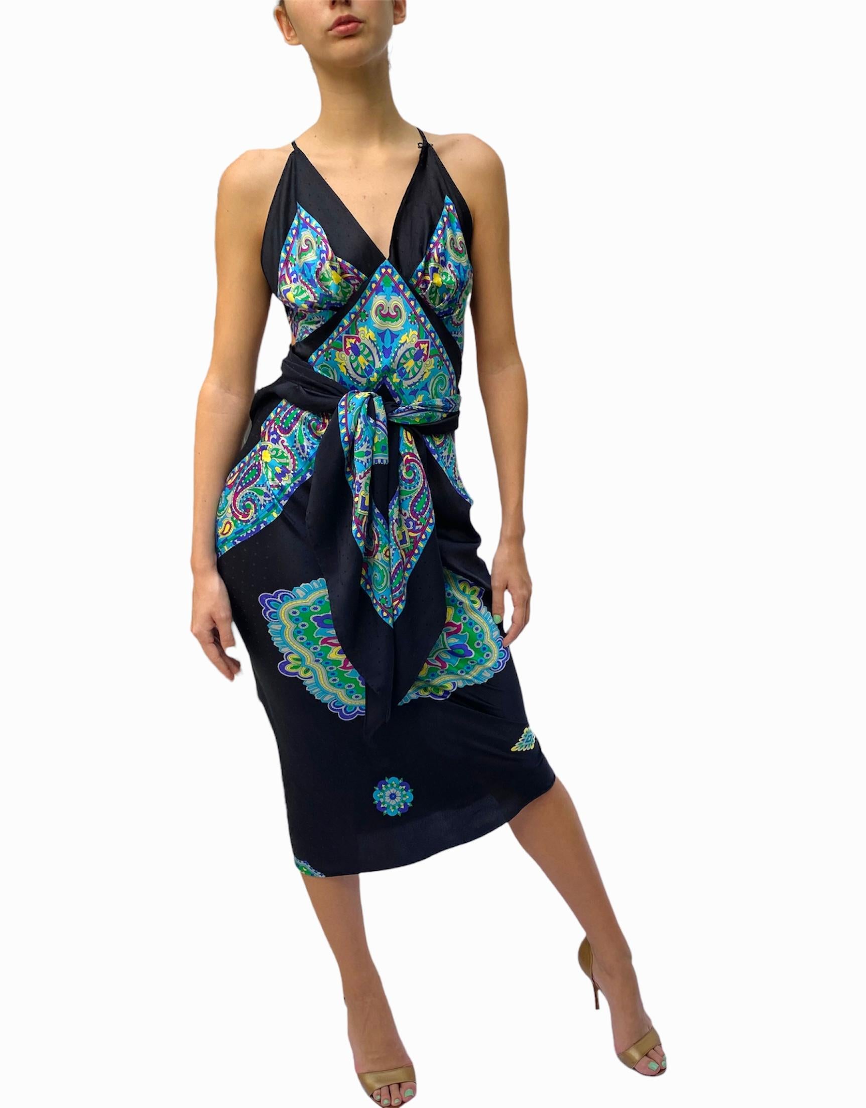 Morphew Collection - Robe écharpe en sergé de soie imprimée noire et bleue multicolore, faite à la main  en vente 4