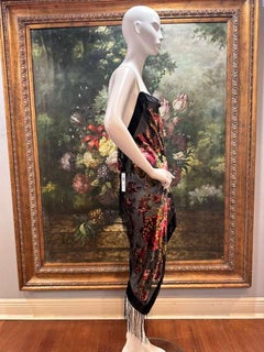 COLECCIÓN MORPHEW: Vestido de cóctel de terciopelo negro con estampado floral «burnout» y flecos
