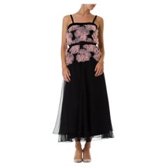 MORPHEW COLLECTION Abito in chiffon nero e rosa ispirato a Chanel, realizzato con materiali di ri