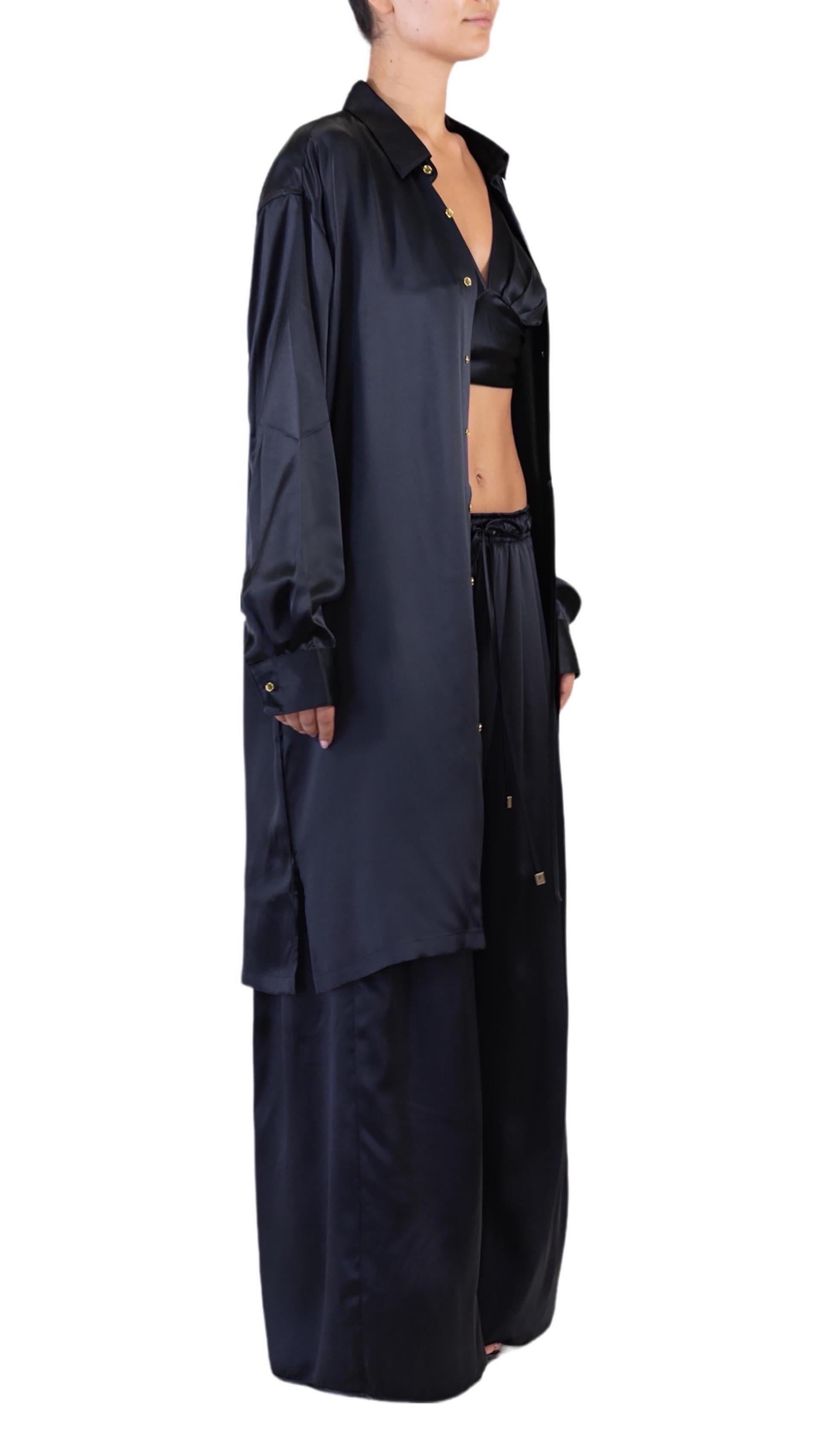 MORPHEW COLLECTION Schwarzes Hemdkleid aus Seiden-Charmeuse in Übergröße mit Knopfleiste im Angebot 1