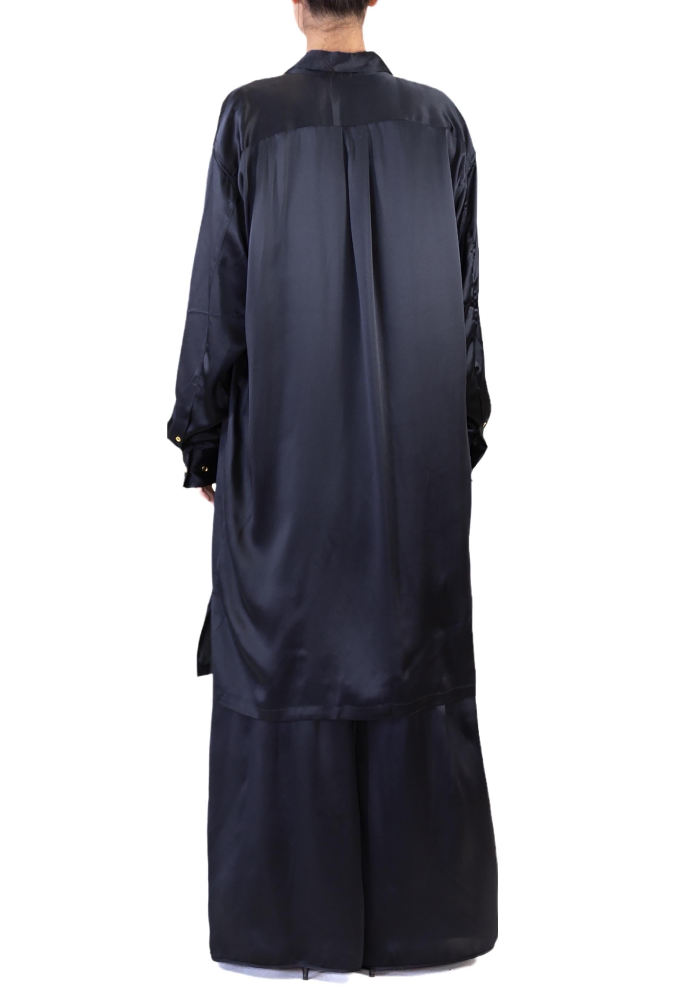 MORPHEW COLLECTION Schwarzes Hemdkleid aus Seiden-Charmeuse in Übergröße mit Knopfleiste im Angebot 4
