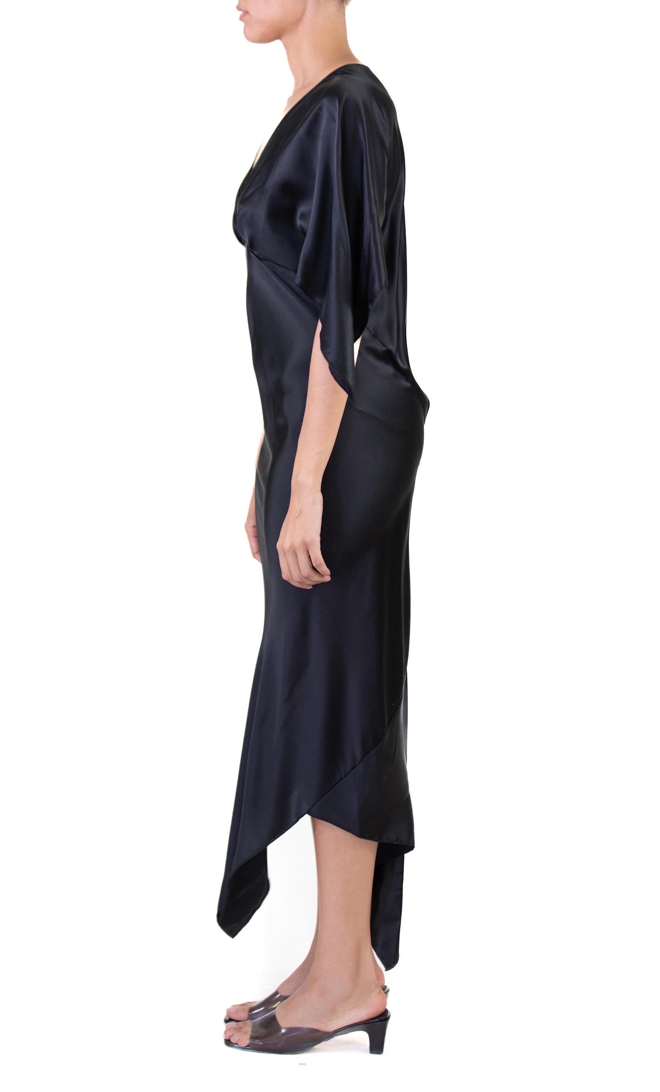 MORPHEW COLLECTION Schwarzes Seiden-Charmeuse-Kleid mit zwei Schals aus Seide im Zustand „Hervorragend“ im Angebot in New York, NY