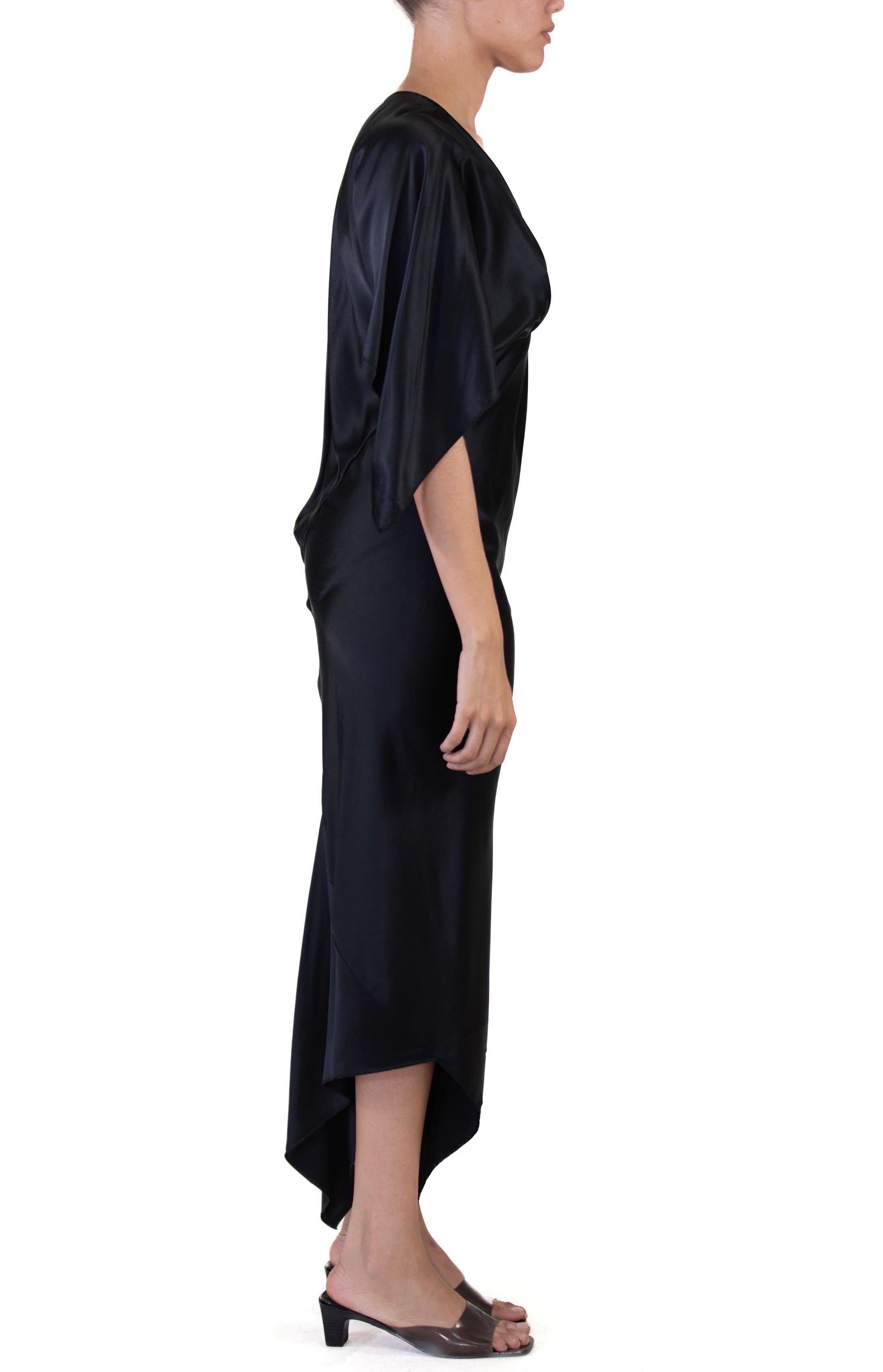 MORPHEW COLLECTION Schwarzes Seiden-Charmeuse-Kleid mit zwei Schals aus Seide Damen im Angebot