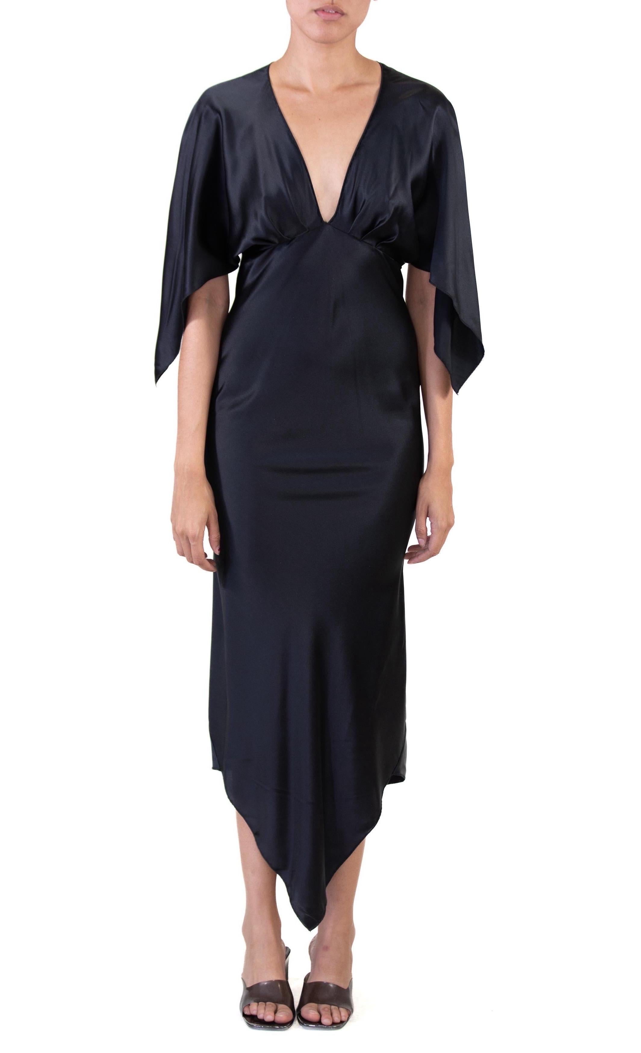 MORPHEW COLLECTION Schwarzes Seiden-Charmeuse-Kleid mit zwei Schals aus Seide im Angebot 1