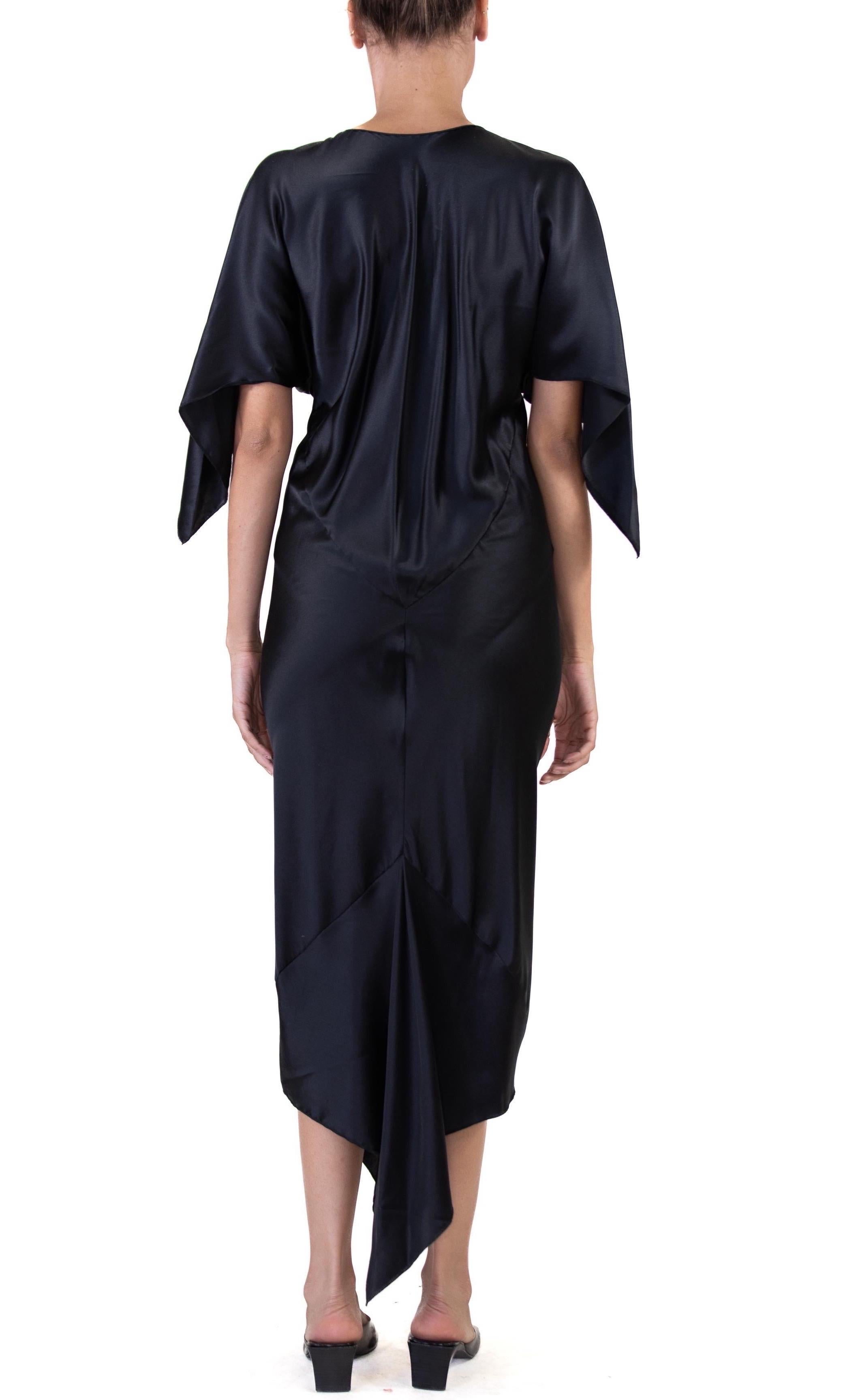 MORPHEW COLLECTION Schwarzes Seiden-Charmeuse-Kleid mit zwei Schals aus Seide im Angebot 3