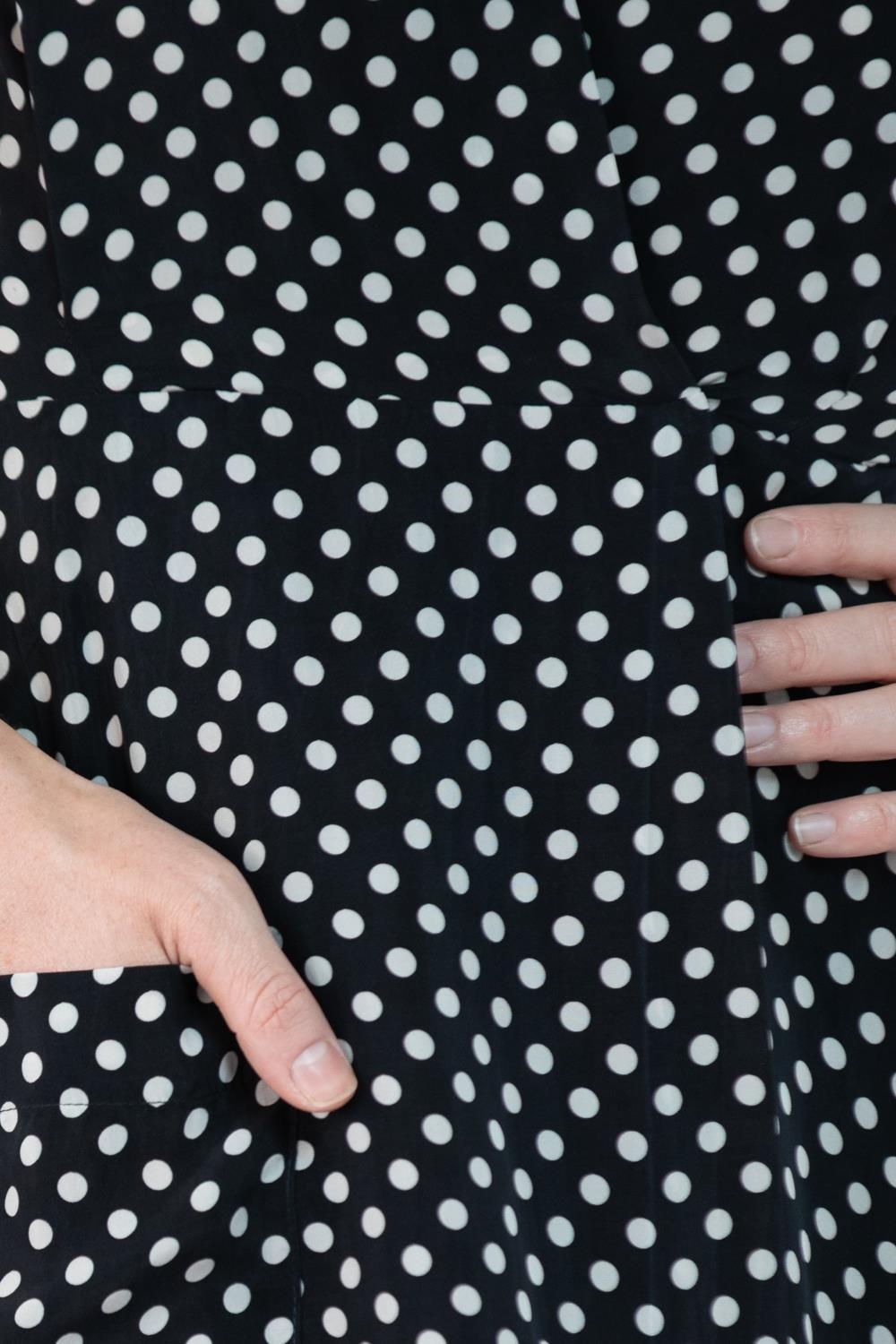 Morphew Kollektion Schwarz-Weiß gepunktetes schräg gepunktetes Kleid aus kaltem Viskose Master Medium im Angebot 6