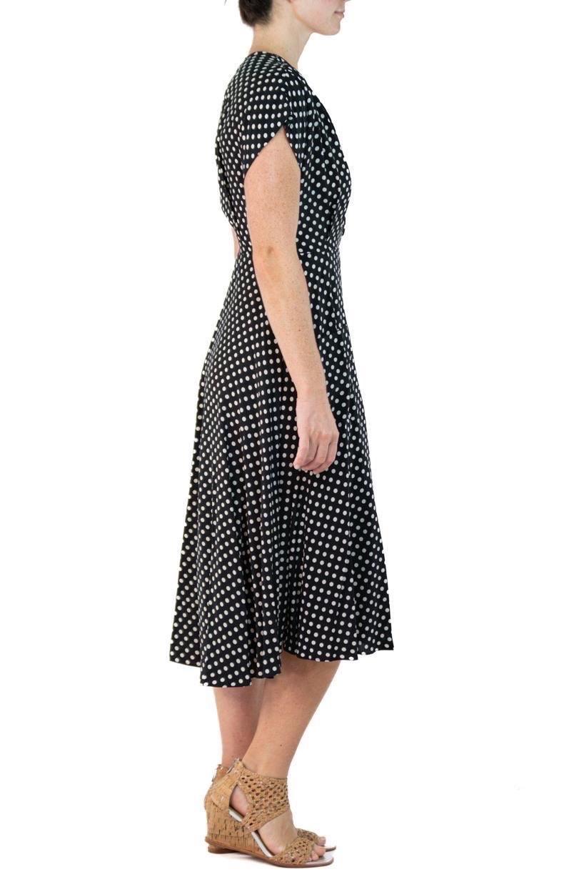 Morphew Kollektion Schwarz-Weiß gepunktetes schräg gepunktetes Kleid aus kaltem Viskose Master Medium Damen im Angebot