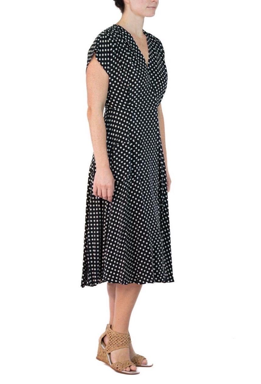 Morphew Kollektion Schwarz-Weiß gepunktetes schräg gepunktetes Kleid aus kaltem Viskose Master Medium im Angebot 3