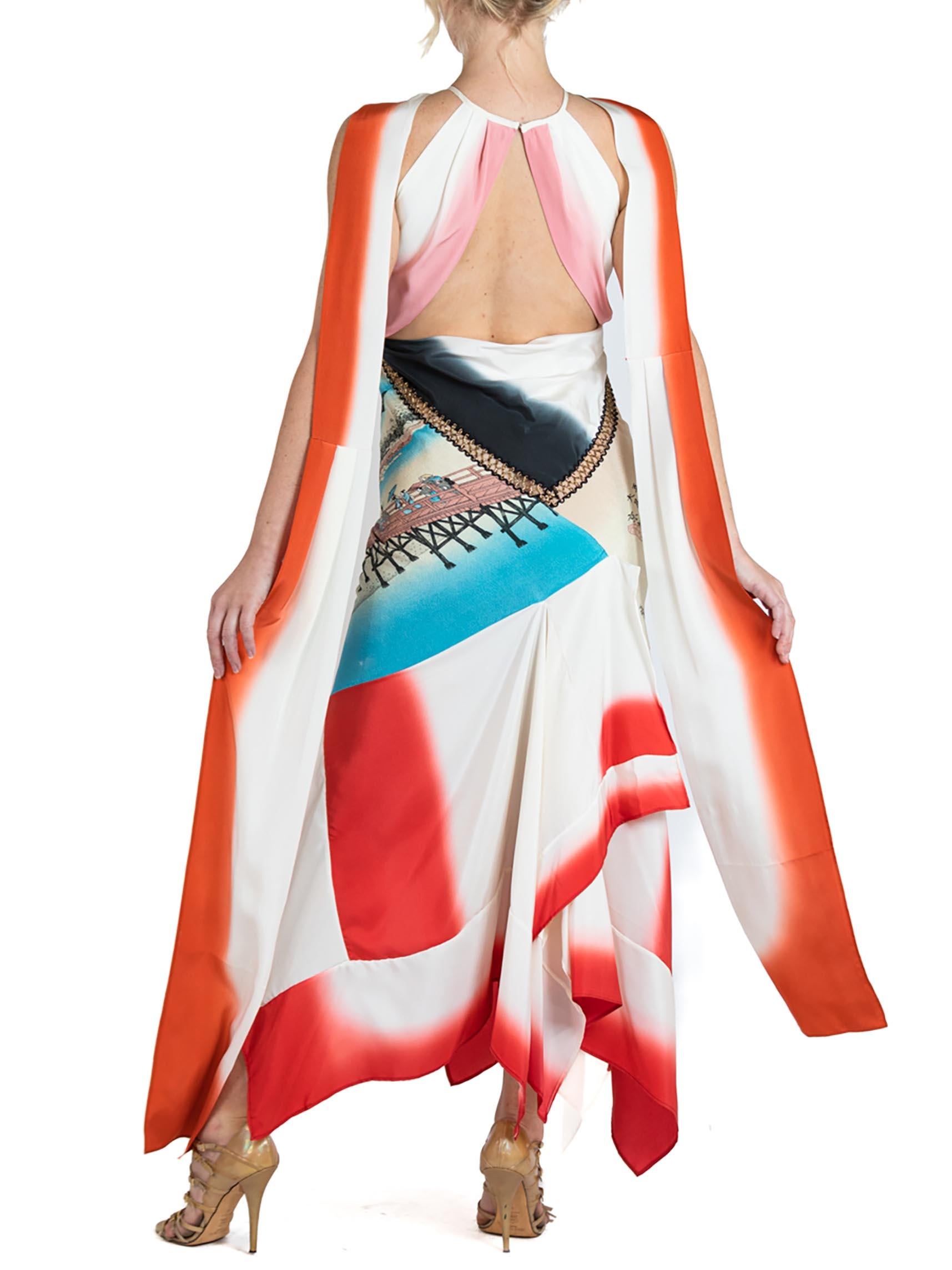COLLECTION MORPHEW Robe en soie de kimono japonaise bleue et beige à coupe en biais avec Geisha  en vente 4