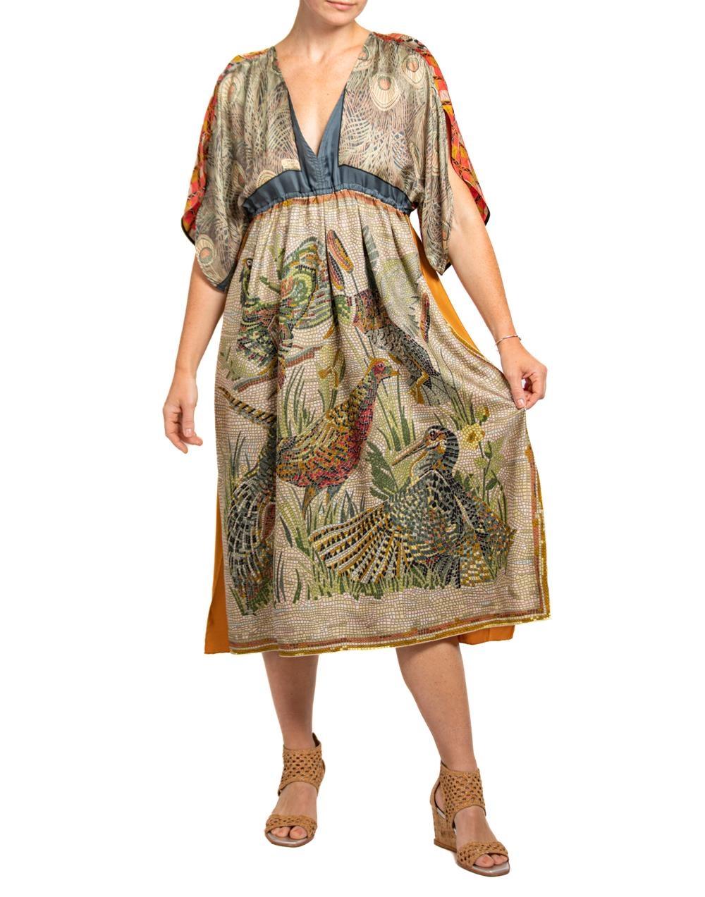 COLLECTION MORPHEW - Robe en soie marron et grise à taille empire, fabriquée à partir d'un tissu vintage Pour femmes en vente