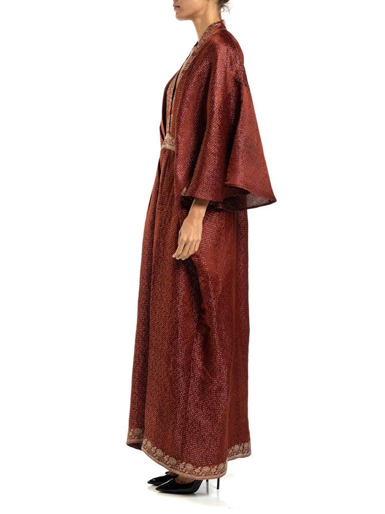 Depuis l'époque victorienne jusqu'aux années 50, 60 et 70, la mode occidentale utilise les soies des saris indiens dans ses créations. Lorsque nous avons discuté avec notre directeur d'usine en Inde de l'approvisionnement en véritable lamé