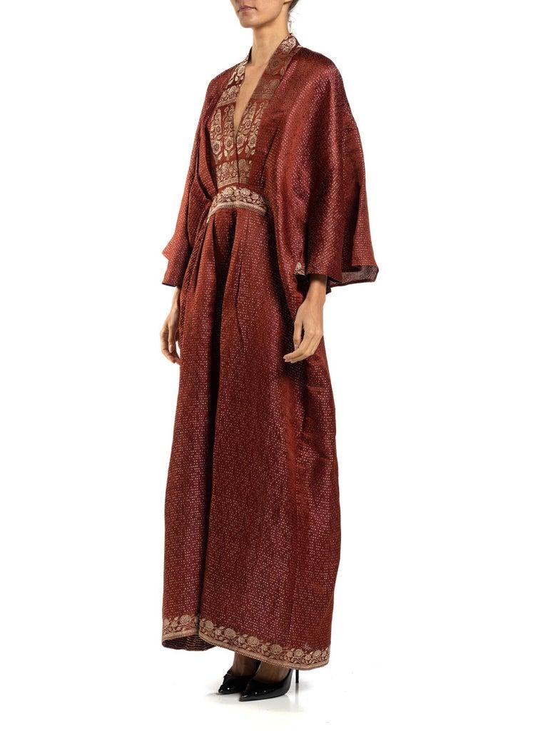 Caftan à carreaux en soie à fleurs bordeaux fabriqué à partir d'un Sari vintage de la collection Morphew Unisexe en vente