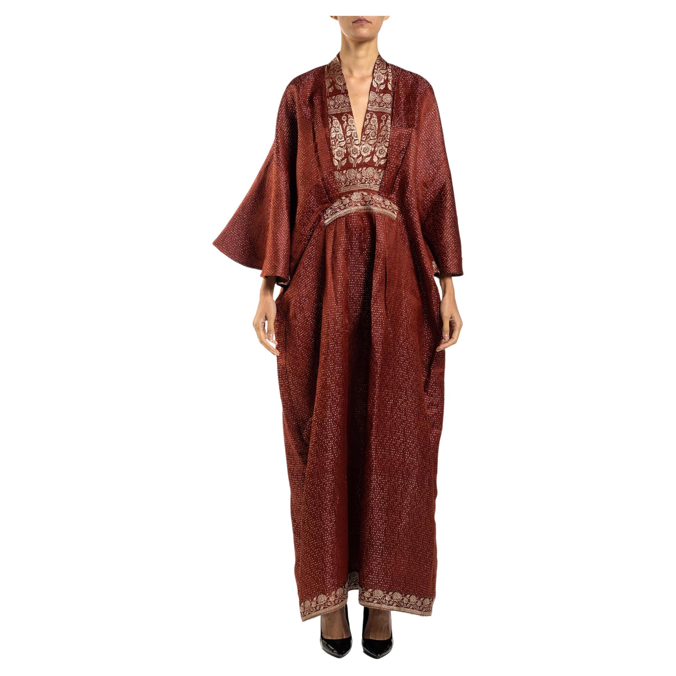 Caftan à carreaux en soie à fleurs bordeaux fabriqué à partir d'un Sari vintage de la collection Morphew