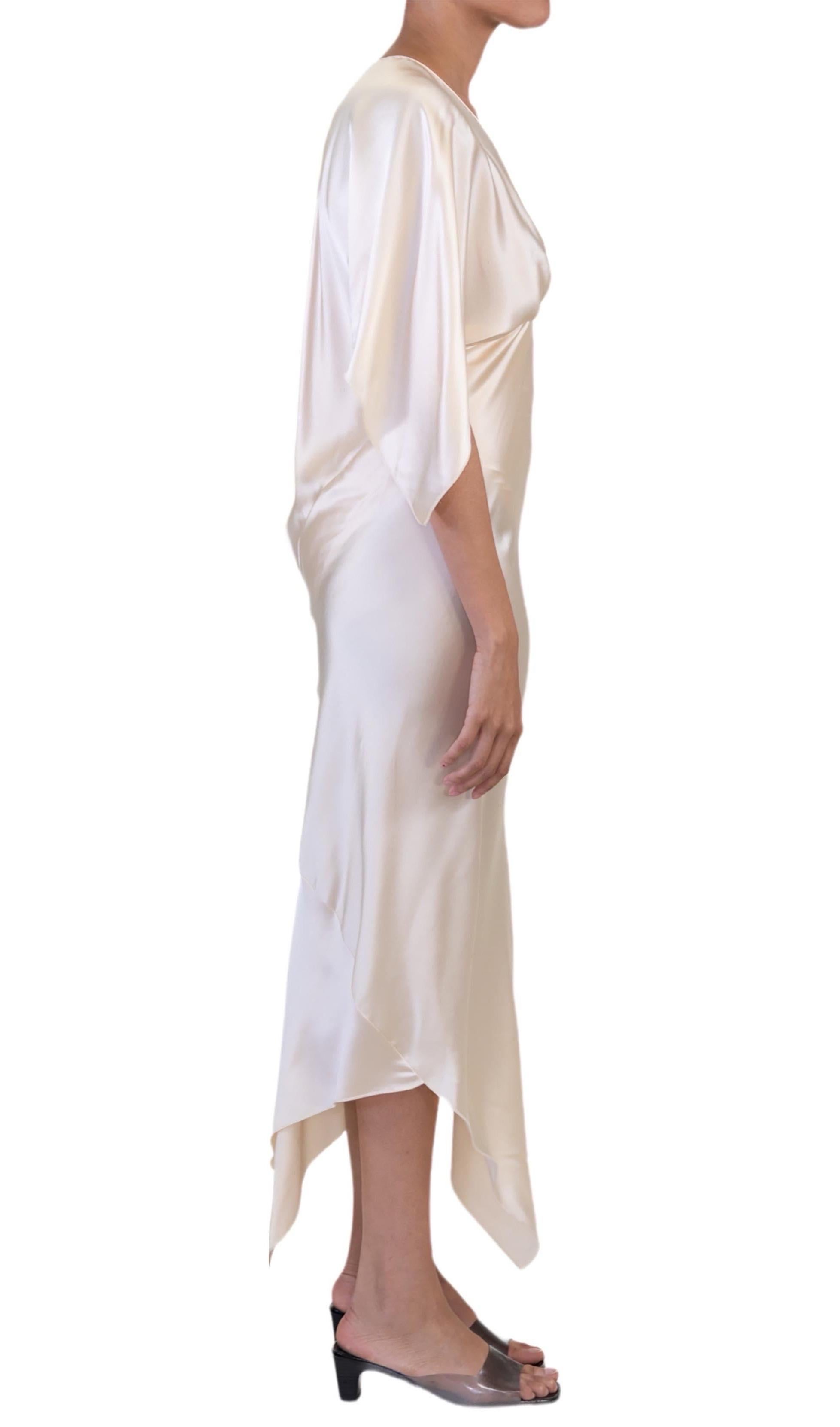 MORPHEW COLLECTION Champagnerfarbenes Seiden-Charmeuse-Kleid mit zwei Schals im Zustand „Hervorragend“ im Angebot in New York, NY