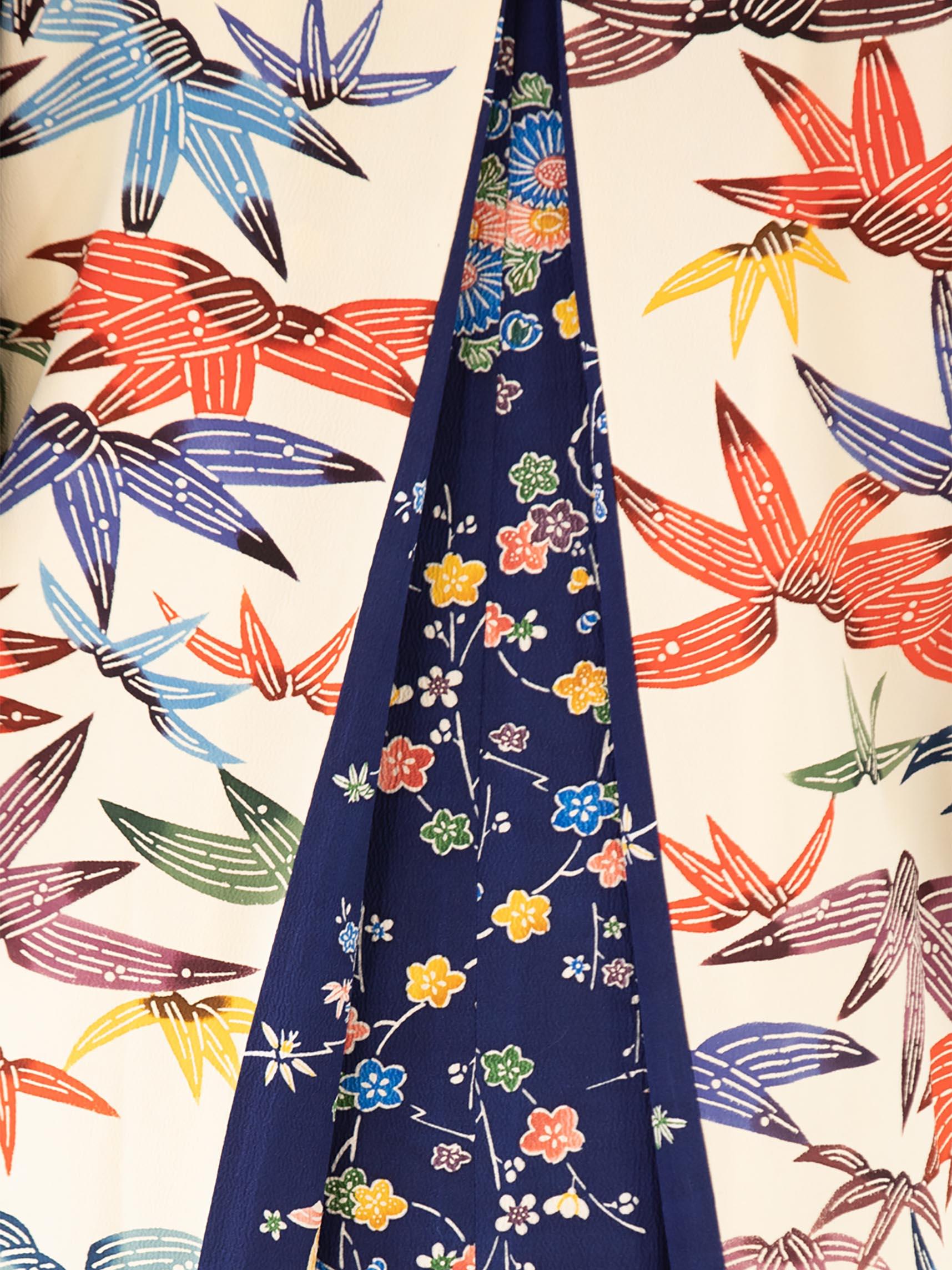 COLLECTION MORPHEW - Robe kimono multicolore en soie crème à manches bleu marine en vente 6