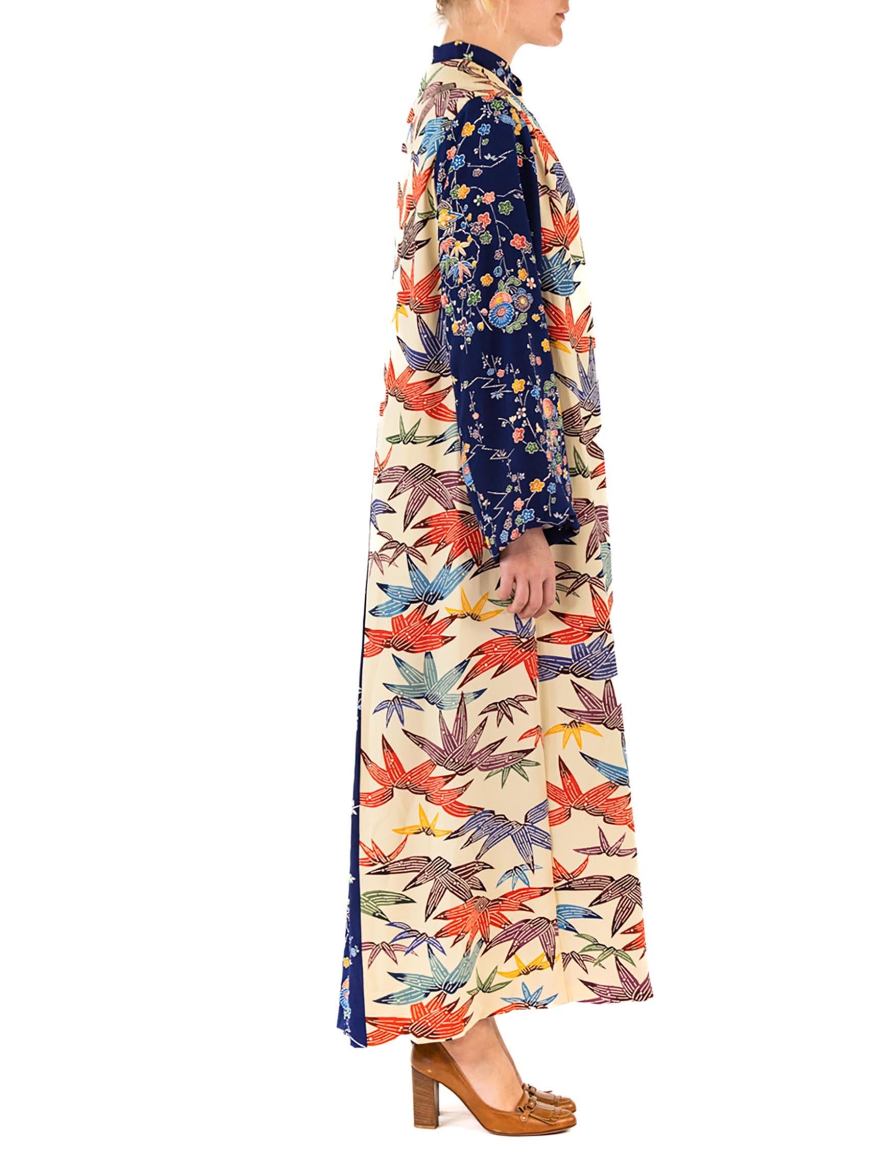 COLLECTION MORPHEW - Robe kimono multicolore en soie crème à manches bleu marine Excellent état - En vente à New York, NY
