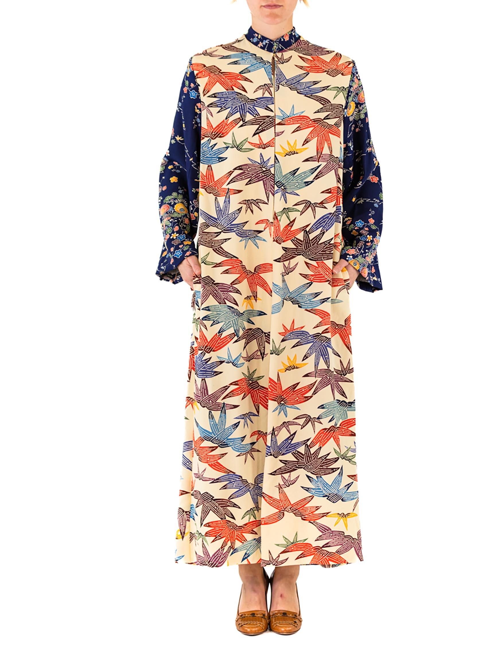 COLLECTION MORPHEW - Robe kimono multicolore en soie crème à manches bleu marine Pour femmes en vente