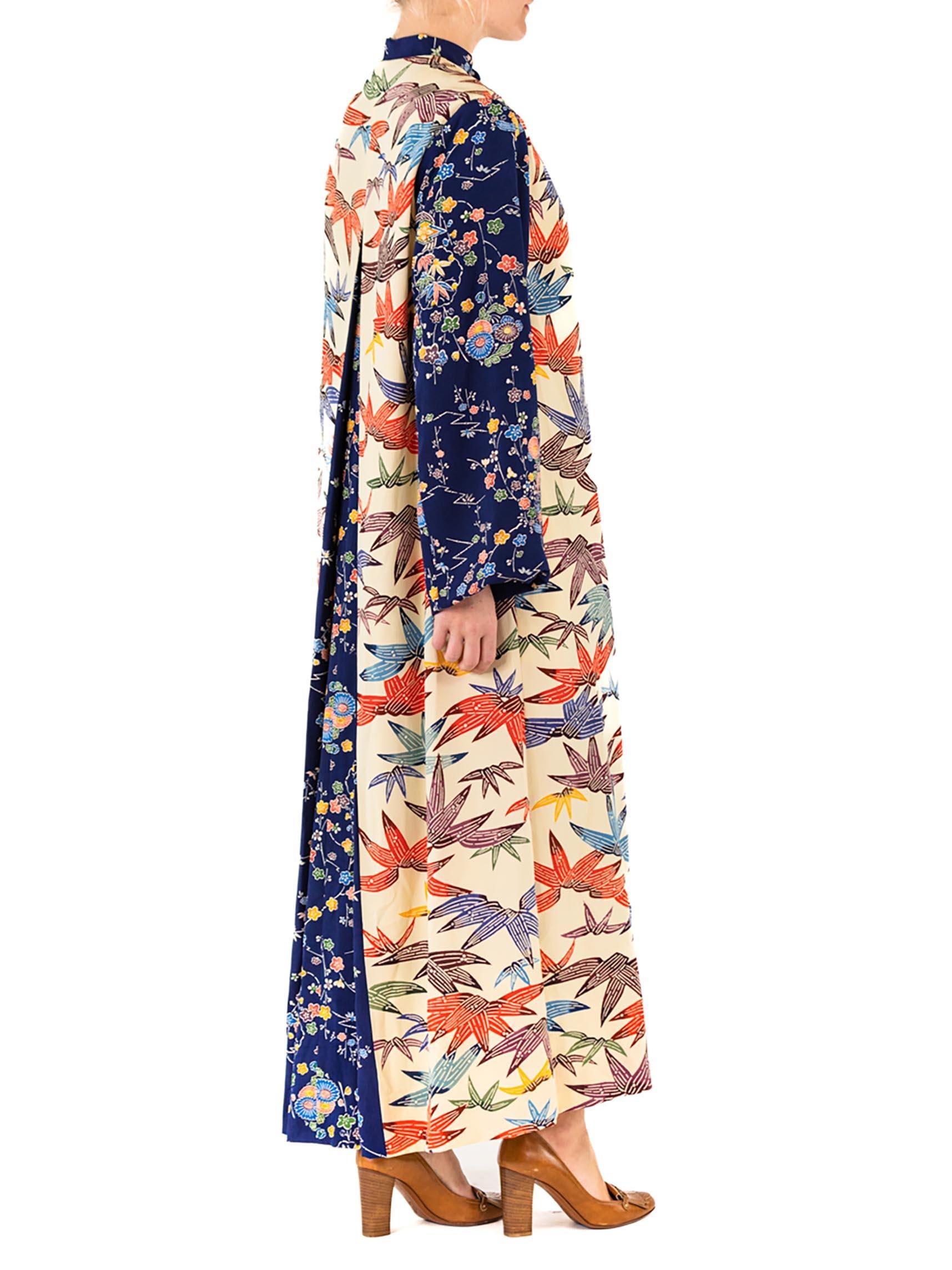 COLLECTION MORPHEW - Robe kimono multicolore en soie crème à manches bleu marine en vente 2